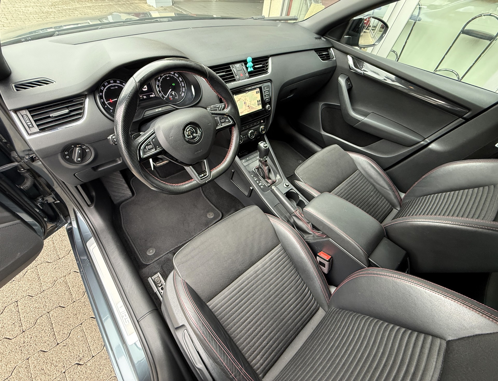 SKODA Octavia Combi 2.0 TDI RS 4x4 DSG-image-14