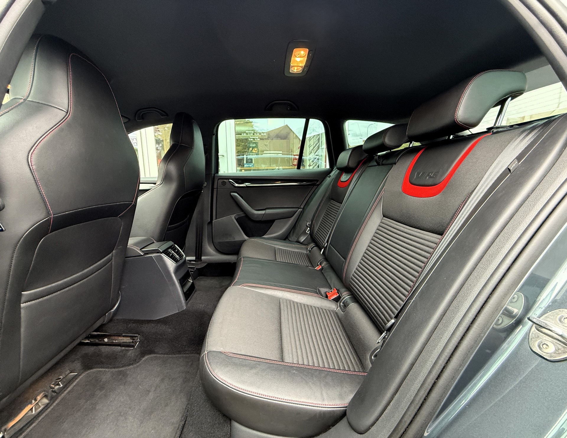 SKODA Octavia Combi 2.0 TDI RS 4x4 DSG-image-8
