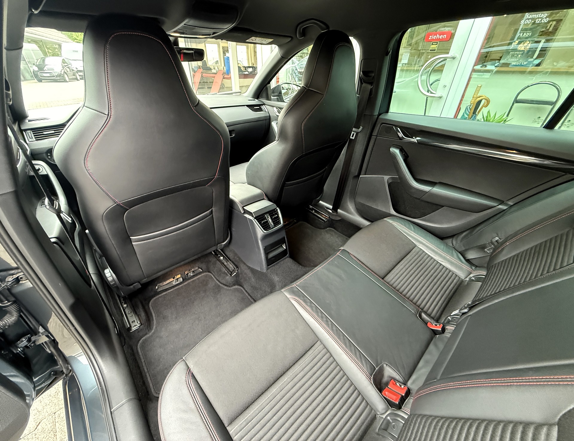 SKODA Octavia Combi 2.0 TDI RS 4x4 DSG-image-9