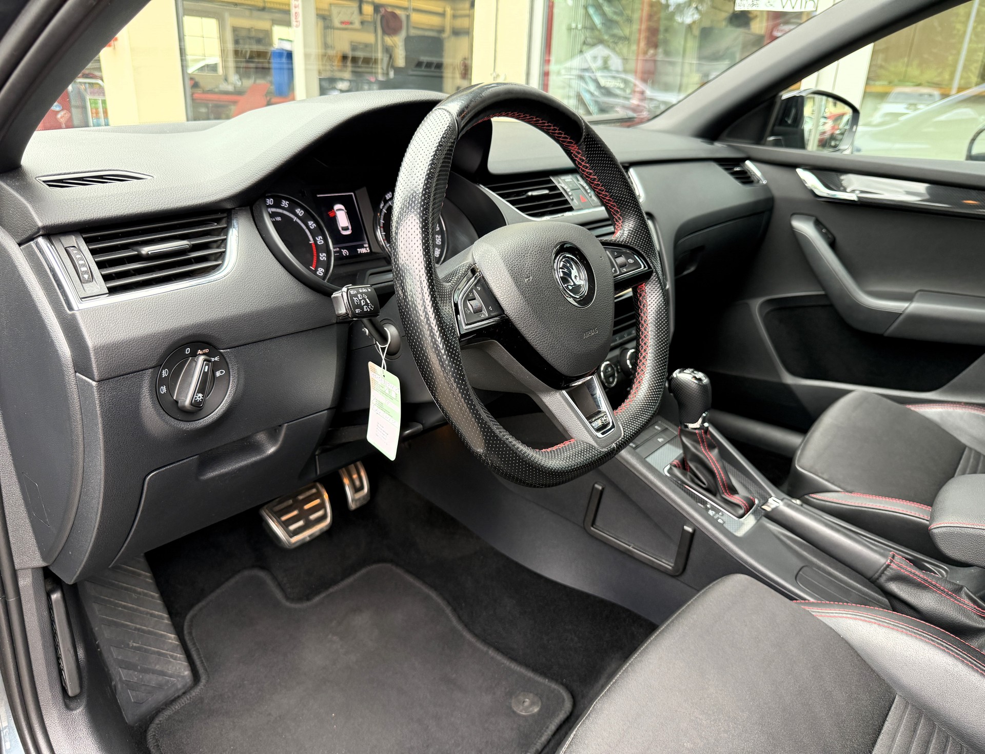 SKODA Octavia Combi 2.0 TDI RS 4x4 DSG-image-13