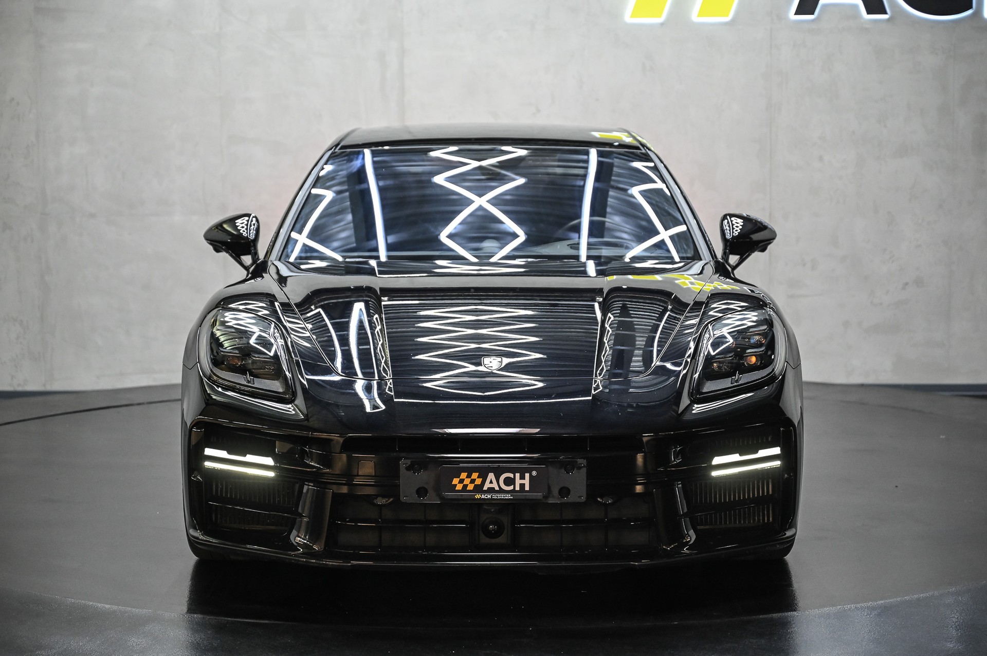 PORSCHE Panamera Turbo E-Hybrid-showroom-element-1