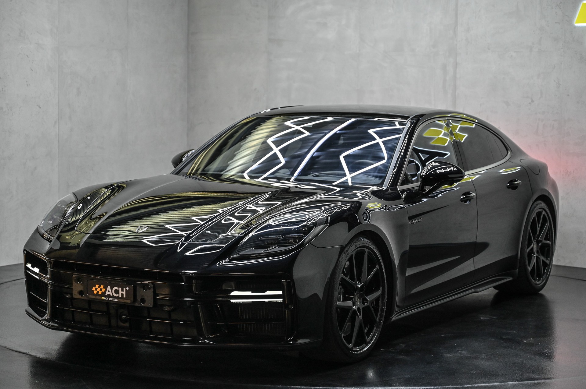 PORSCHE Panamera Turbo E-Hybrid-showroom-element-2