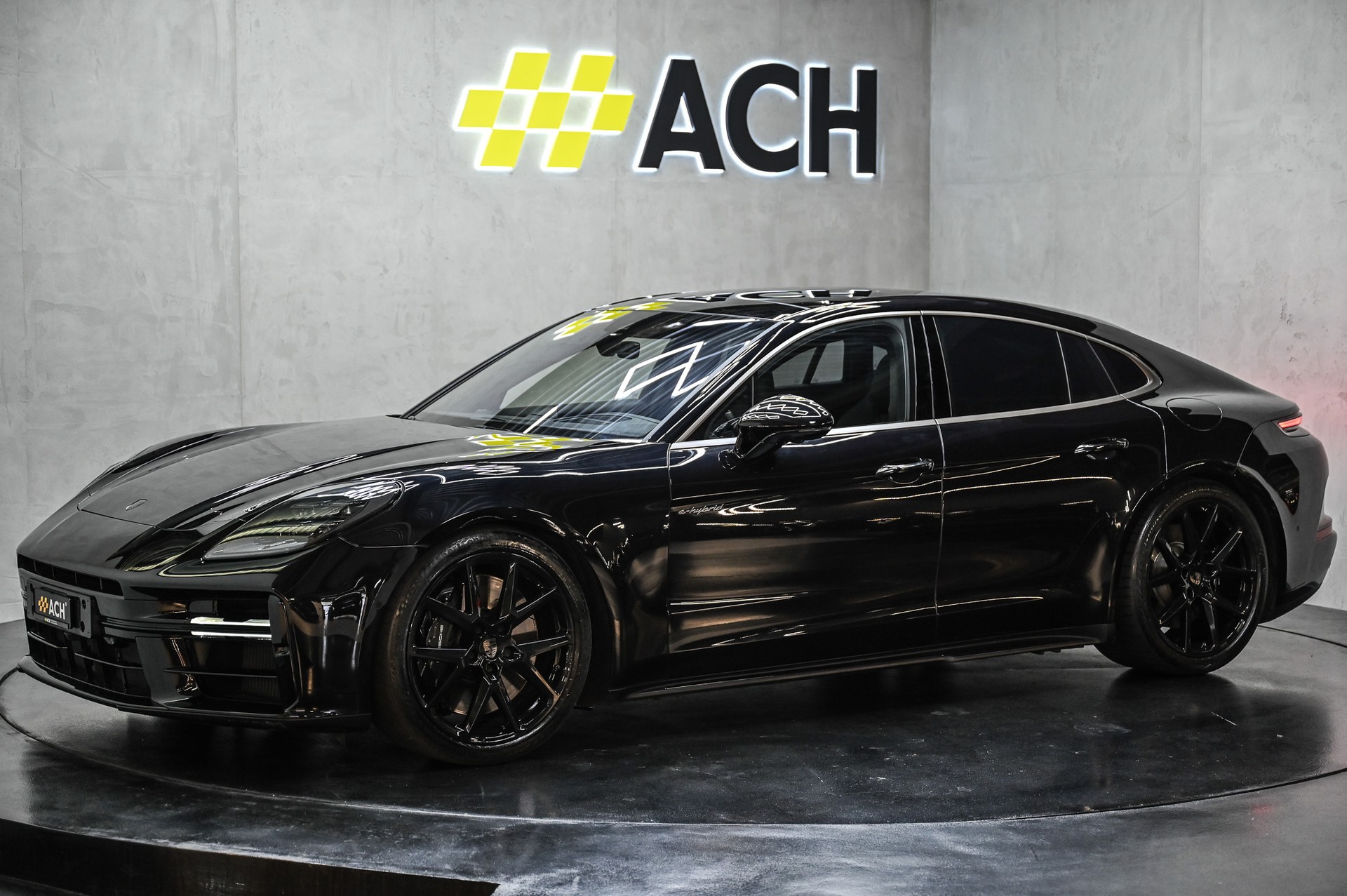 PORSCHE Panamera Turbo E-Hybrid-showroom-element-3
