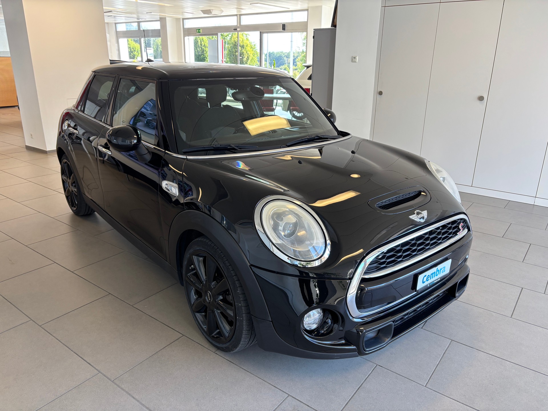 MINI Cooper S-showroom-element-1