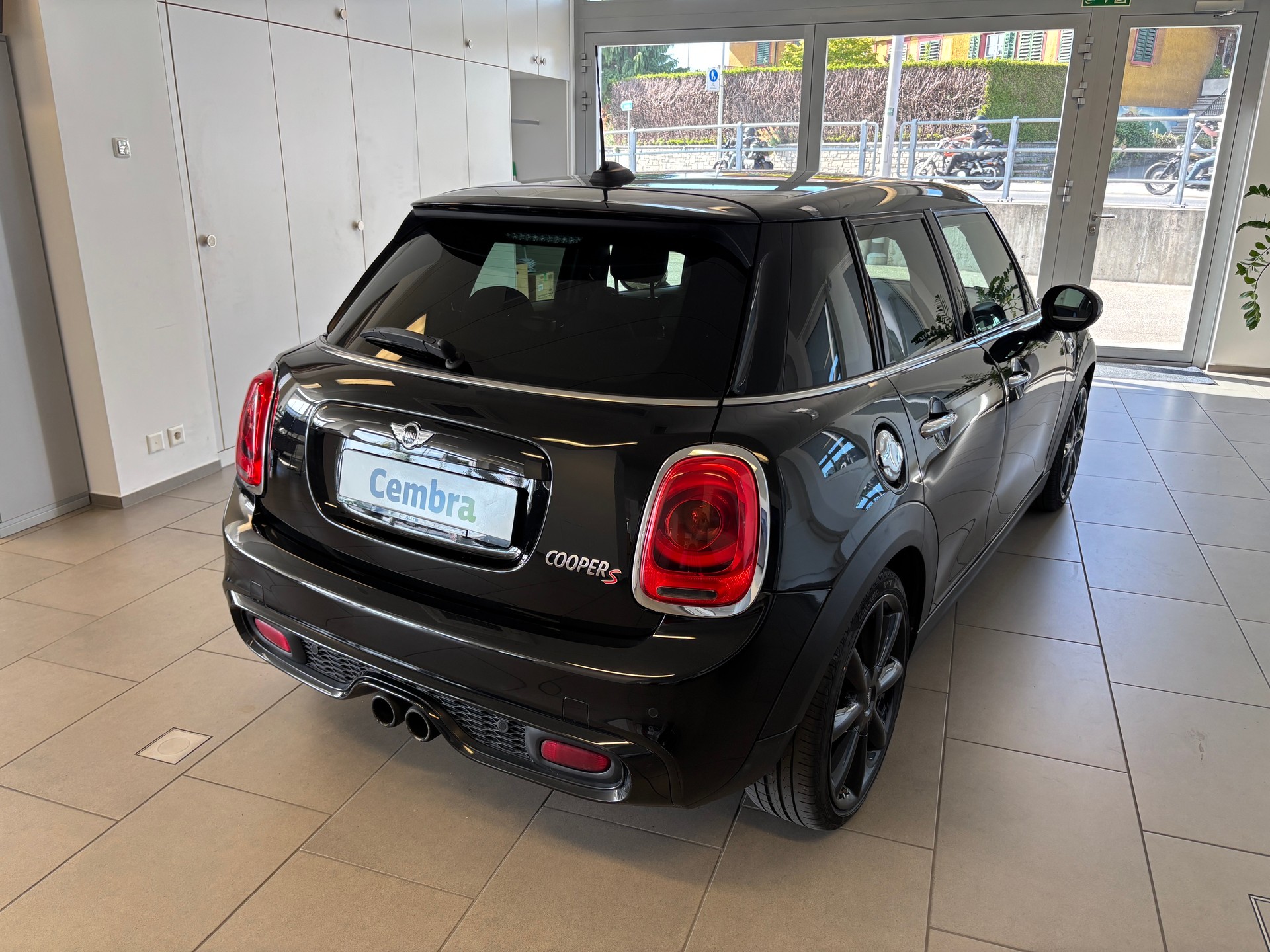 MINI Cooper S-showroom-element-2
