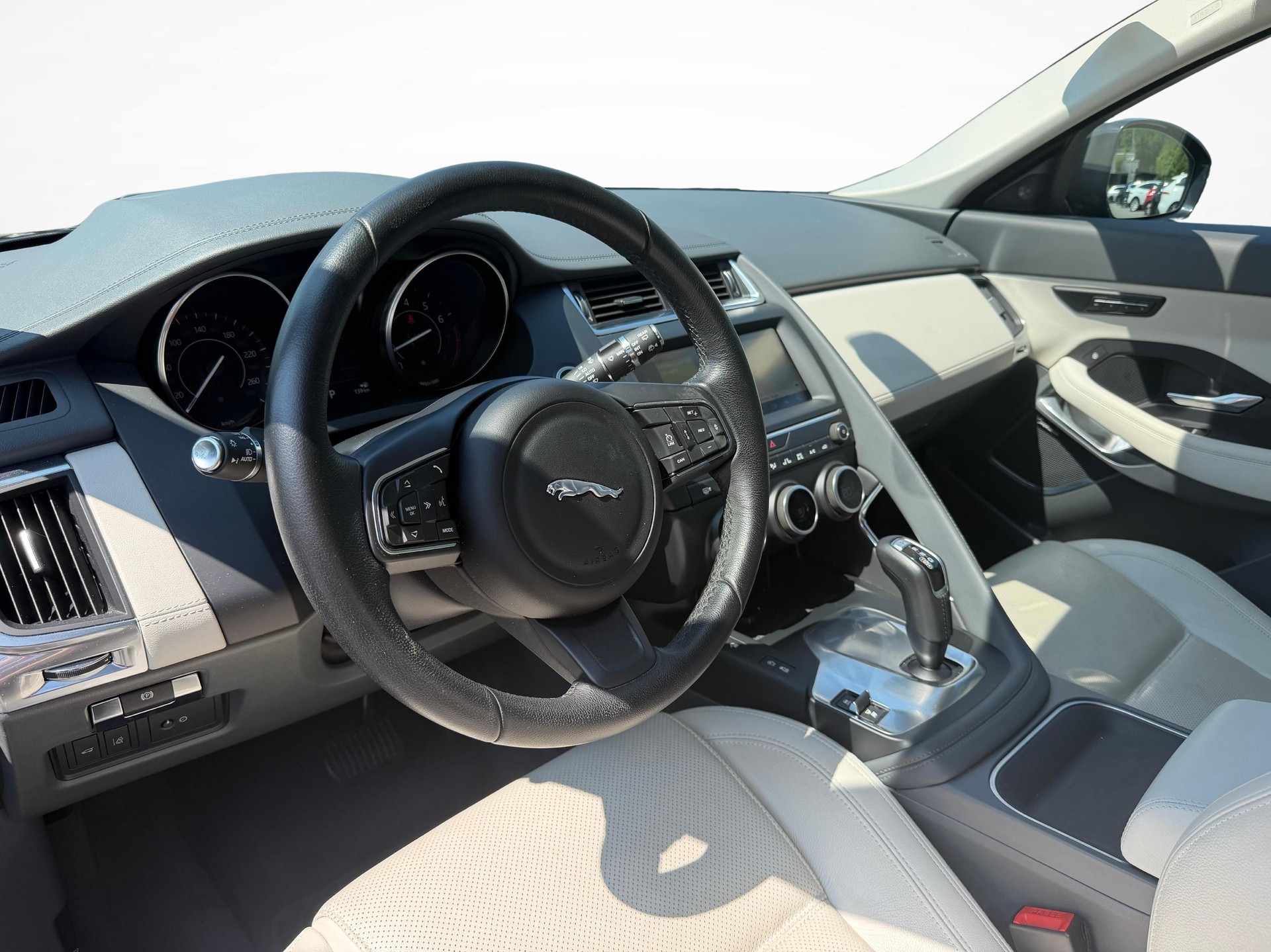 JAGUAR E-Pace 2.0 T 200 SE AWD-showroom-element-3