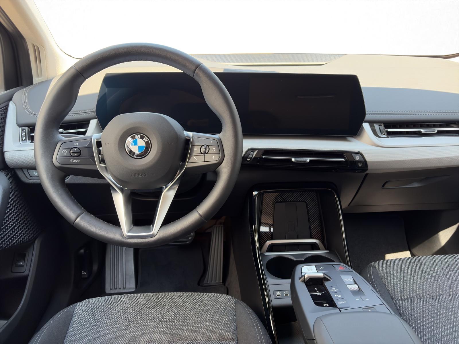 BMW 220i Active Tourer-image-12