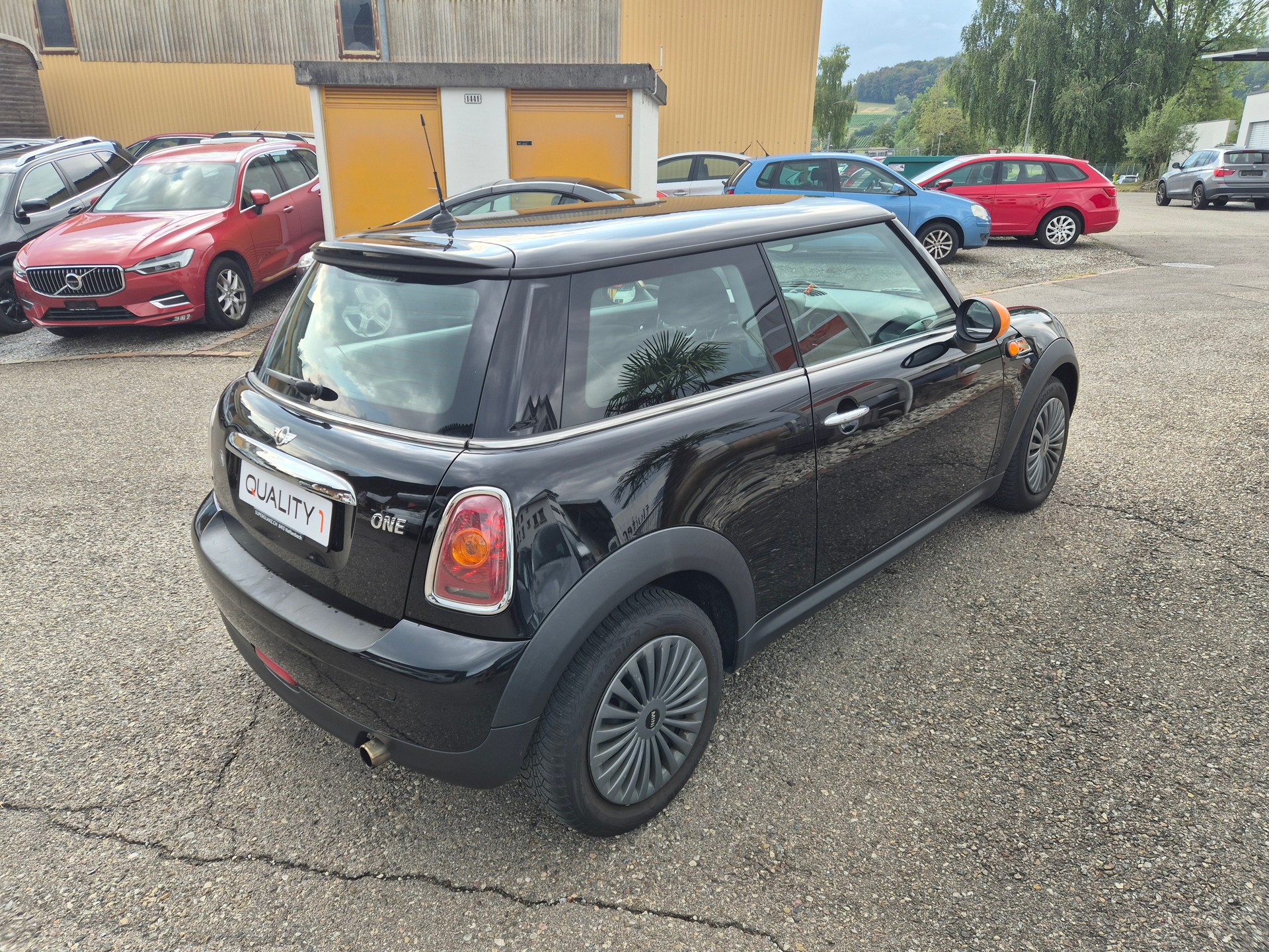 MINI One-showroom-element-2