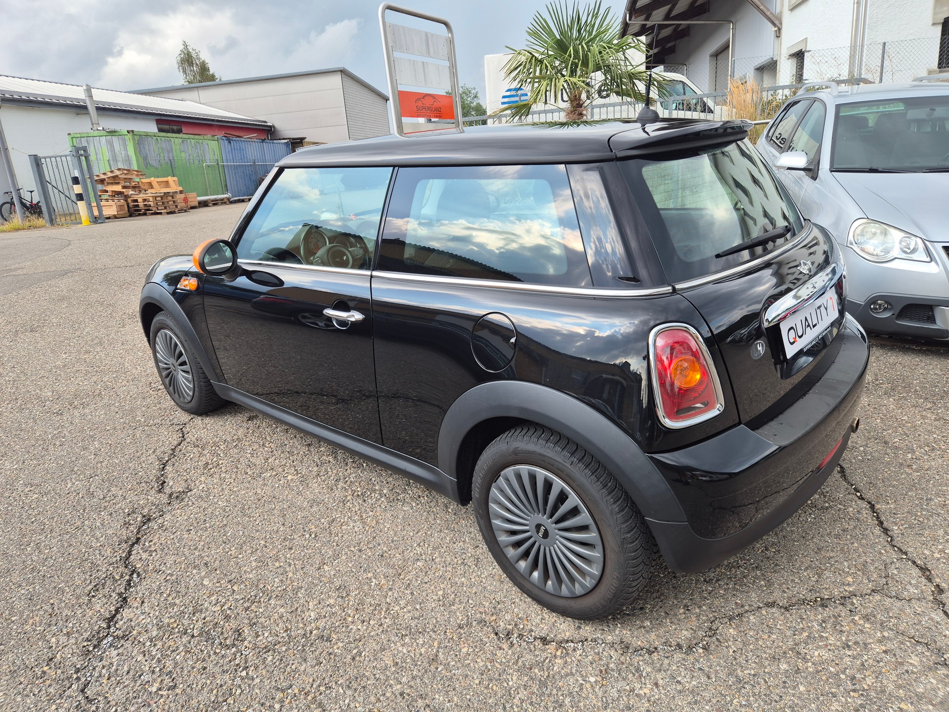 MINI One-showroom-element-3
