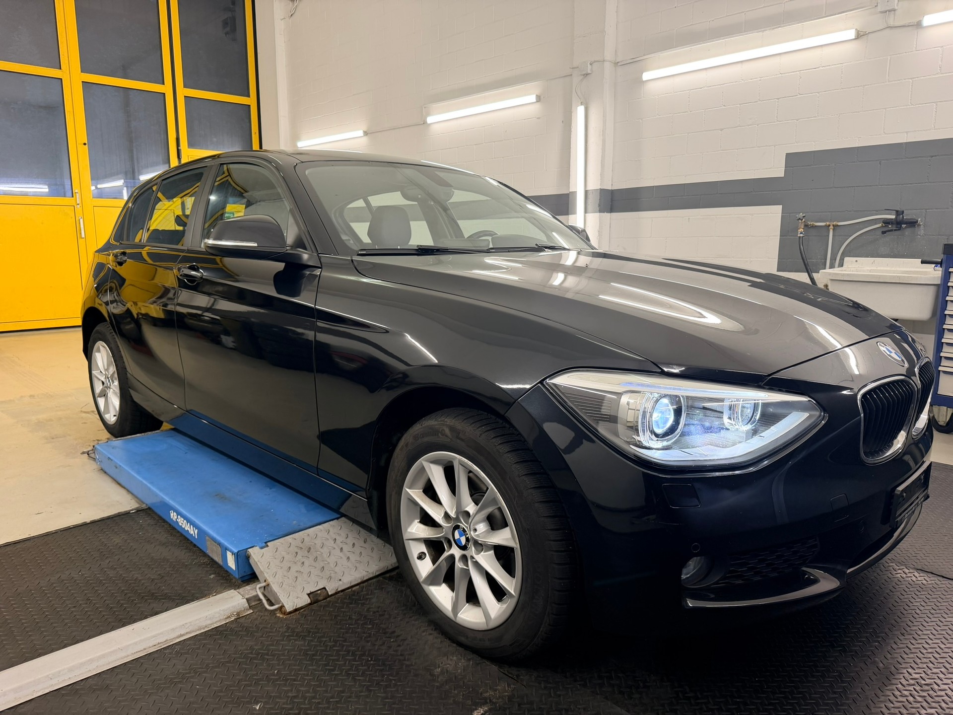 BMW 116i Sport Line Steptronic-showroom-element-2