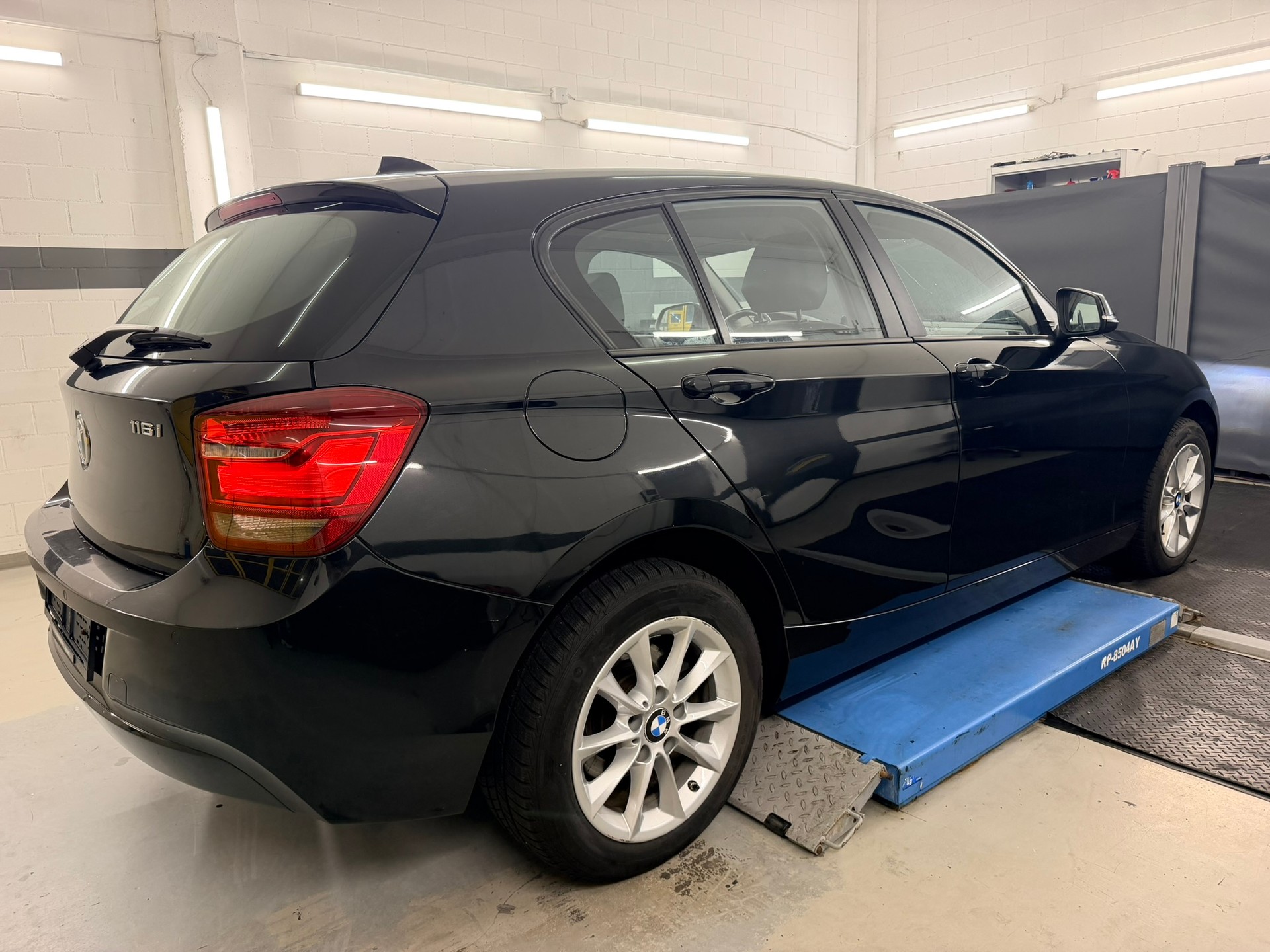 BMW 116i Sport Line Steptronic-showroom-element-3