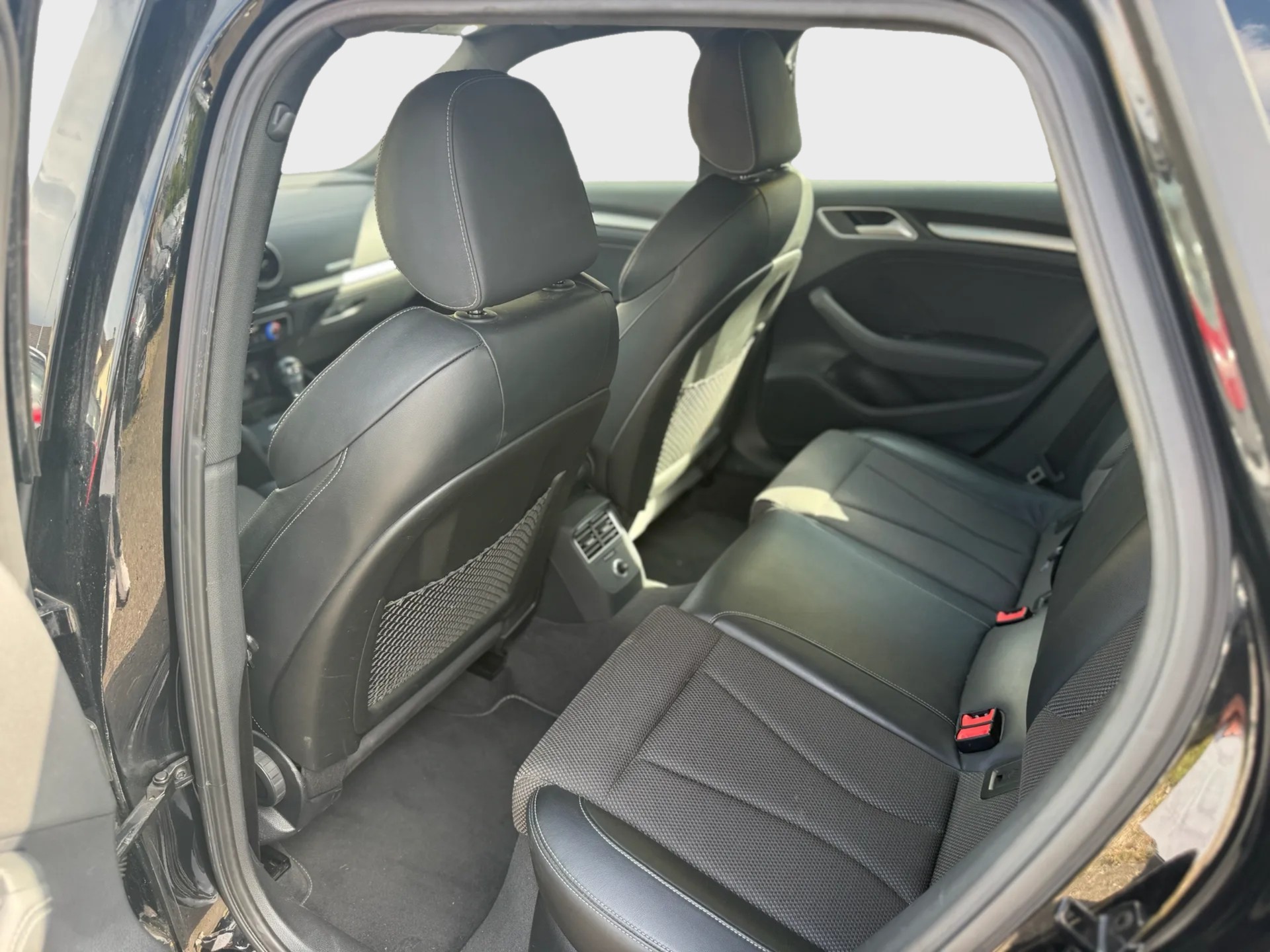 AUDI A3 Sportback 30 TDI S-line-image-13