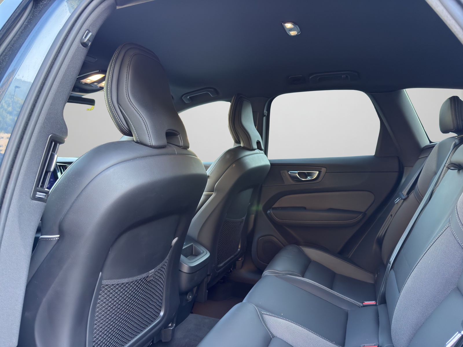 VOLVO XC60 B5 Benzin Mild Hybrid AWD Plus Dark Geartronic-image-12