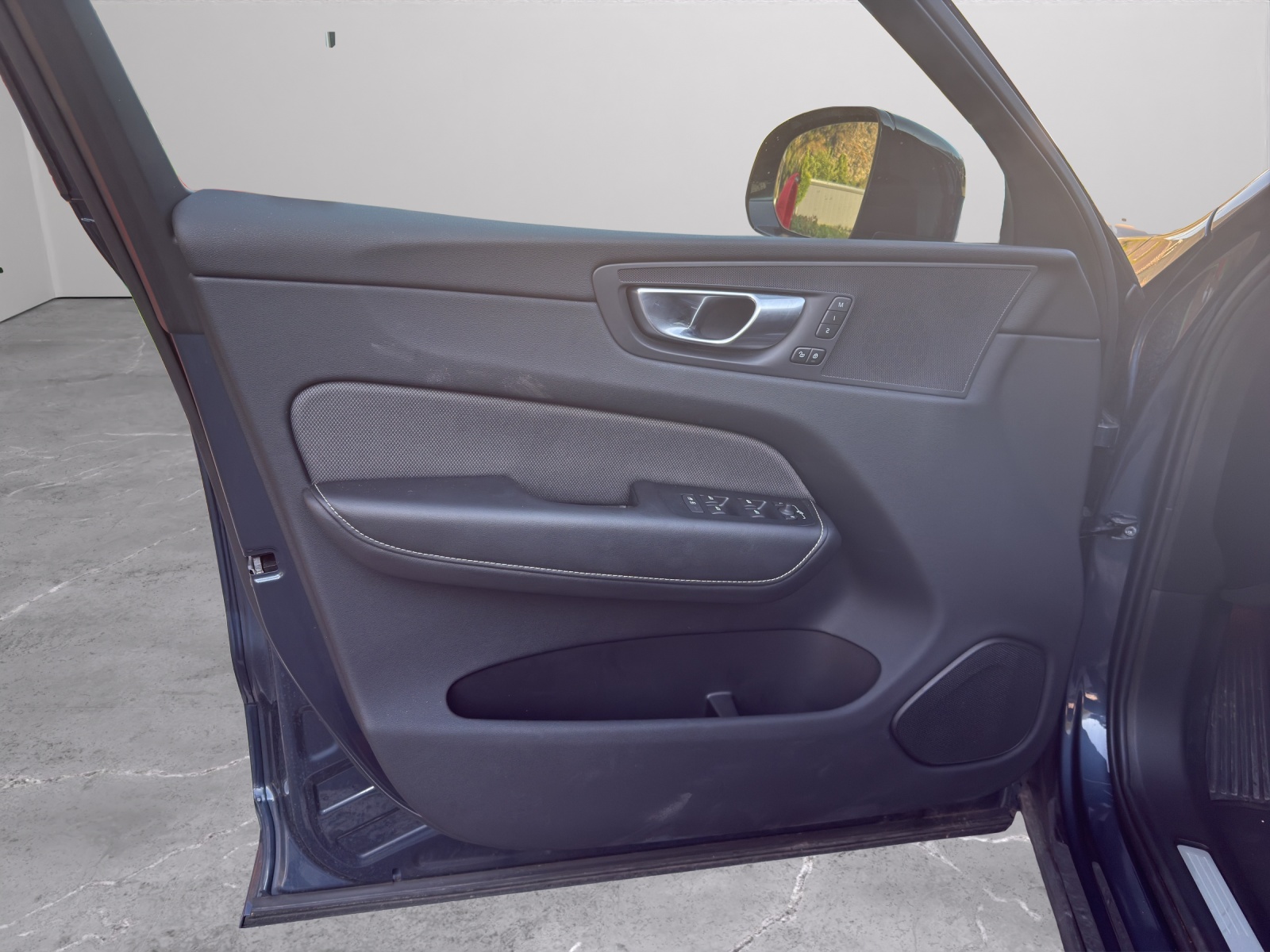 VOLVO XC60 B5 Benzin Mild Hybrid AWD Plus Dark Geartronic-image-8
