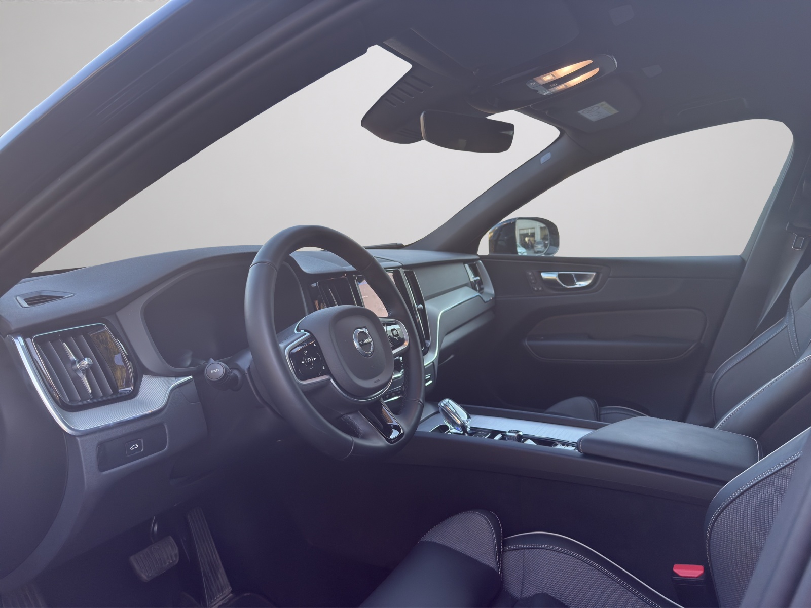 VOLVO XC60 B5 Benzin Mild Hybrid AWD Plus Dark Geartronic-image-7