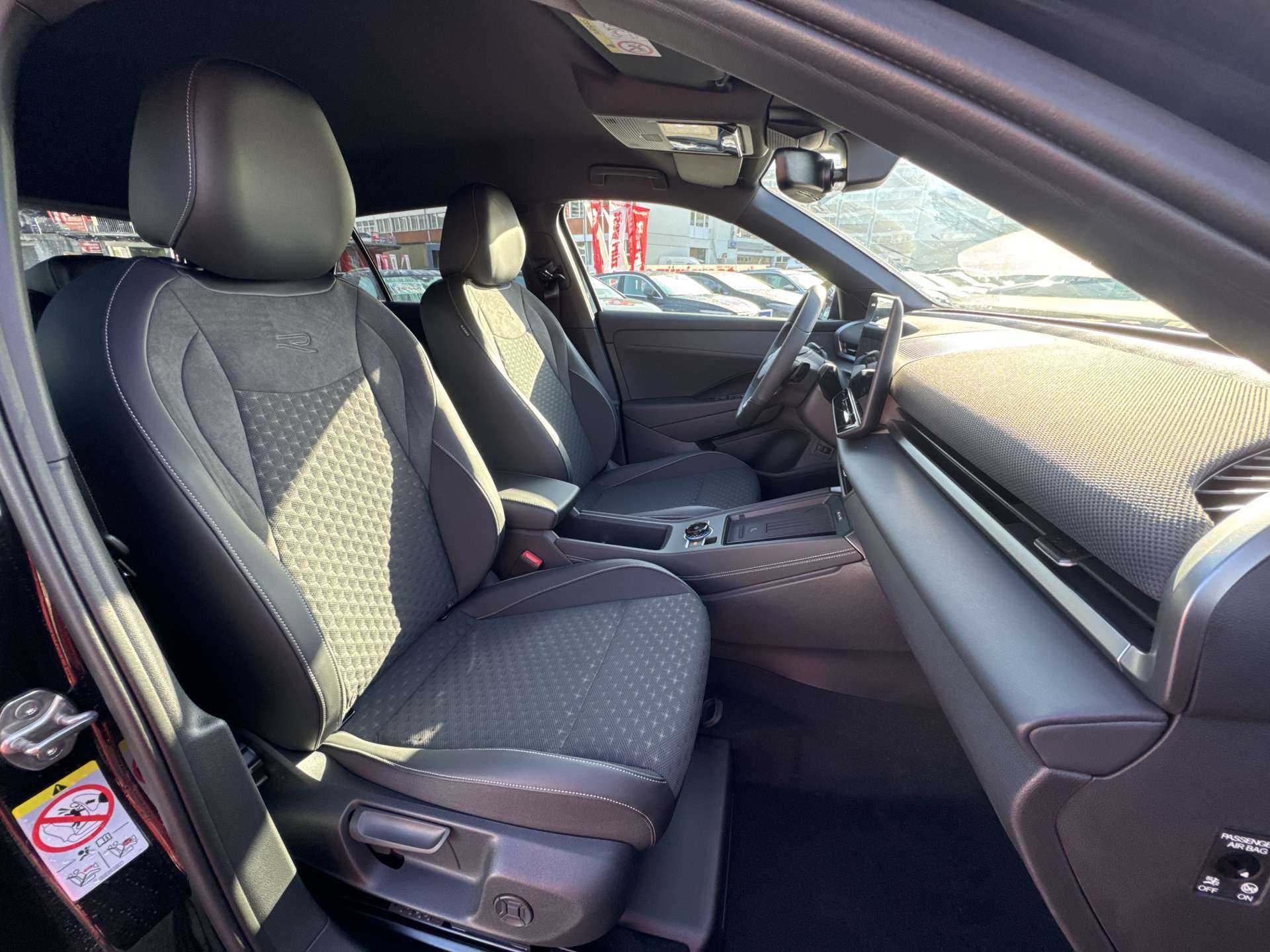 VW T-Roc 1.5 eTSi mHEV R-Line DSG-Automat-image-12