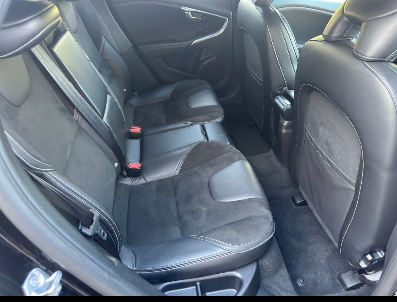 VOLVO V40 D2 Momentum R-Design-image-12