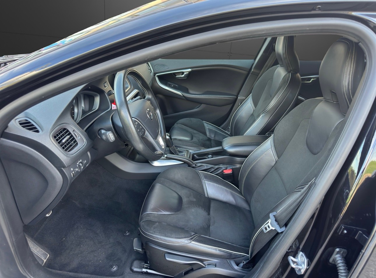 VOLVO V40 D2 Momentum R-Design-image-10