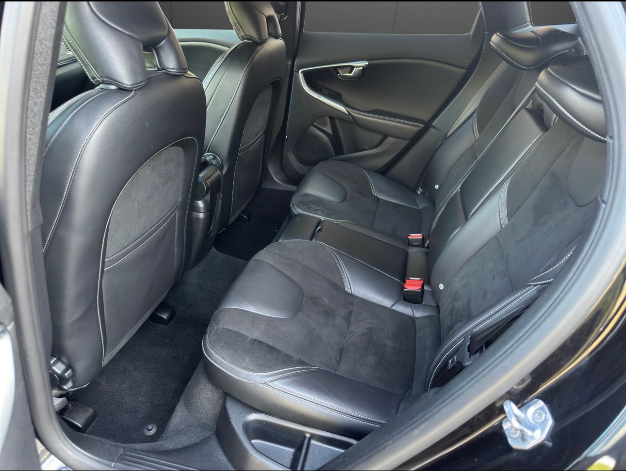 VOLVO V40 D2 Momentum R-Design-image-13