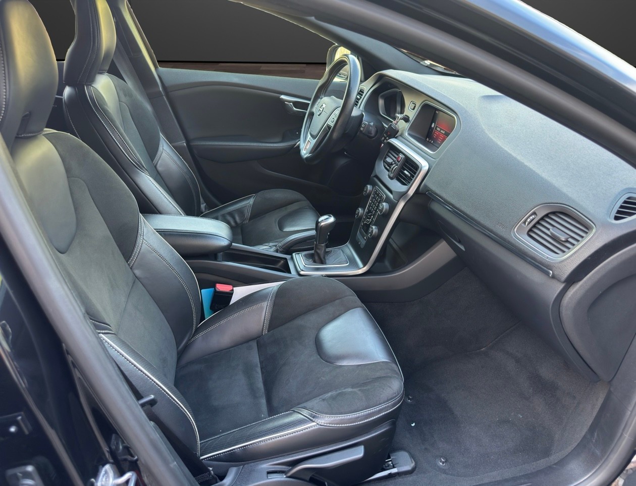 VOLVO V40 D2 Momentum R-Design-image-11