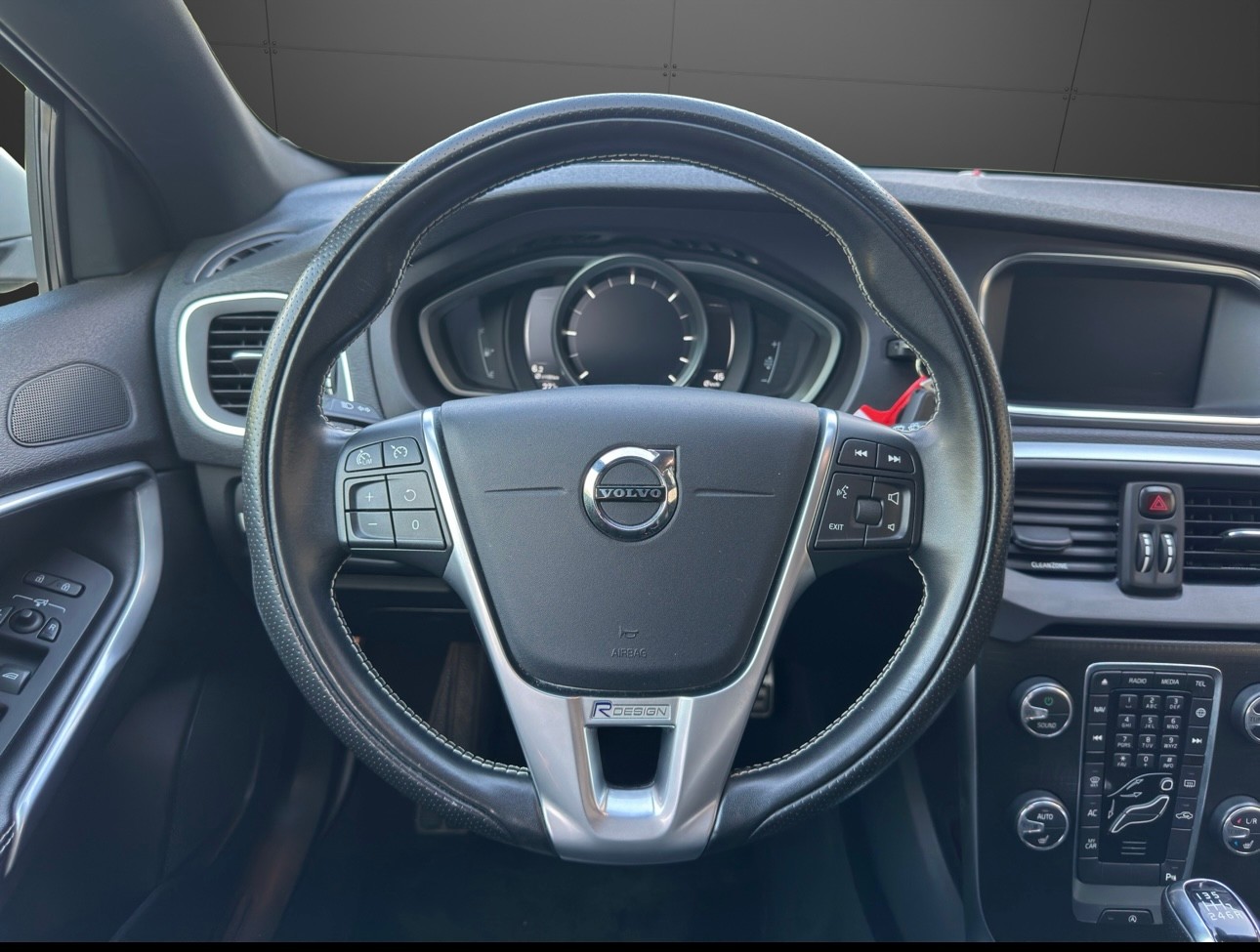 VOLVO V40 D2 Momentum R-Design-image-7