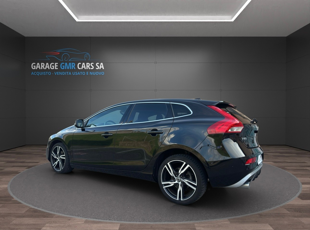 VOLVO V40 D2 Momentum R-Design-image-3