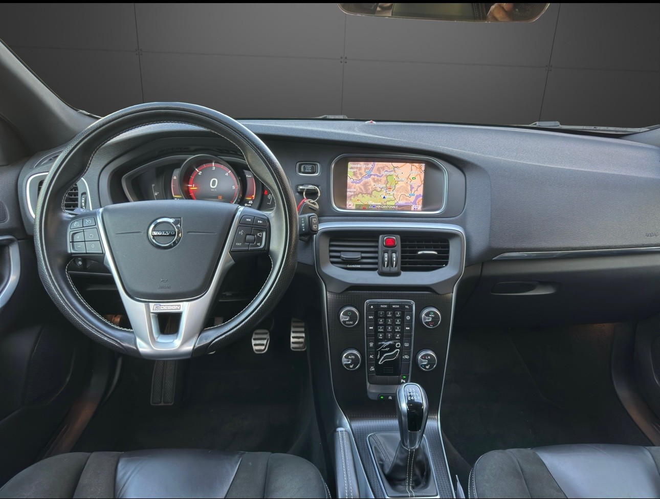 VOLVO V40 D2 Momentum R-Design-image-6