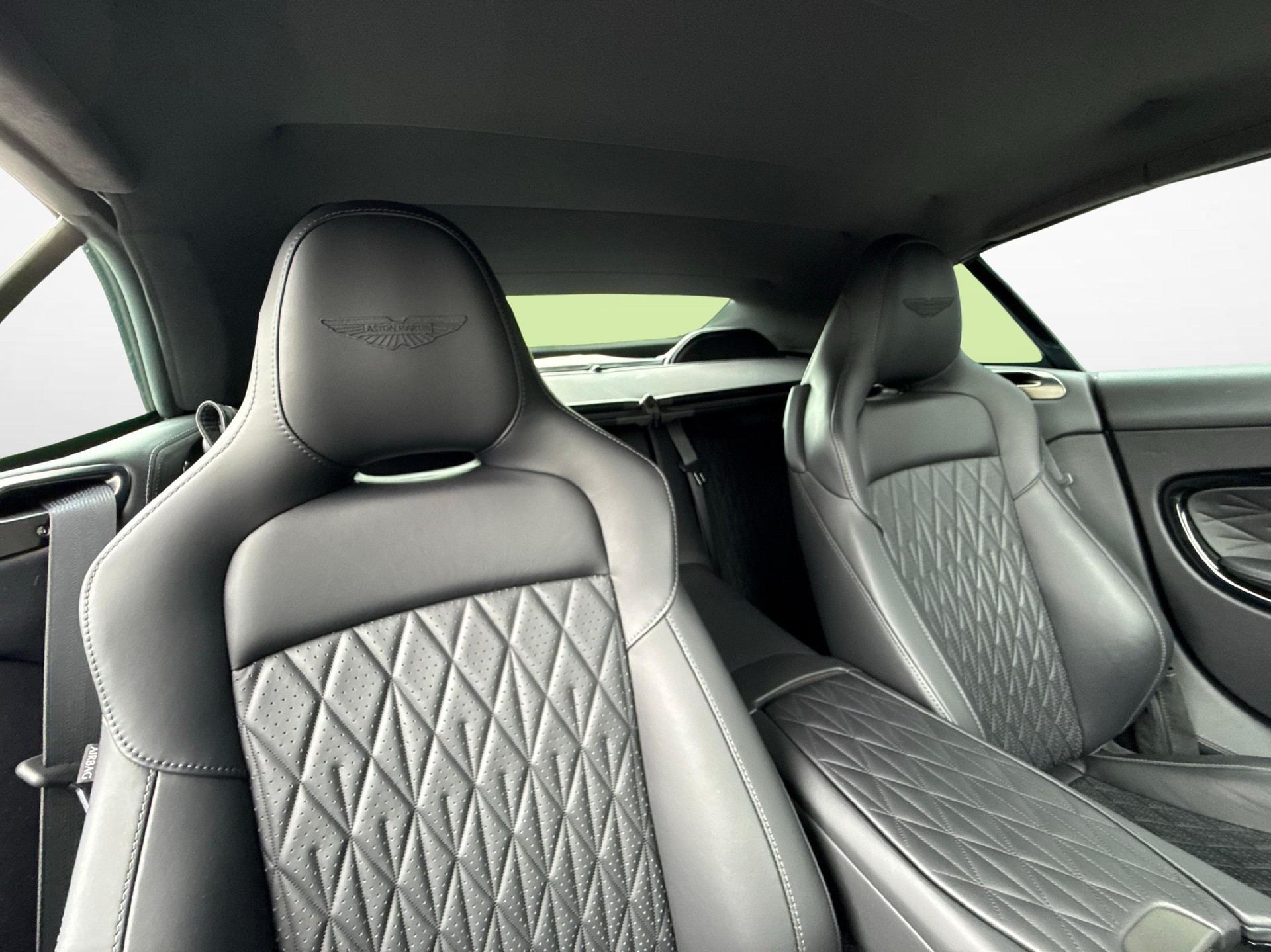 ASTON MARTIN DB12 Volante 4.0 V8 Bi-Turbo-image-9