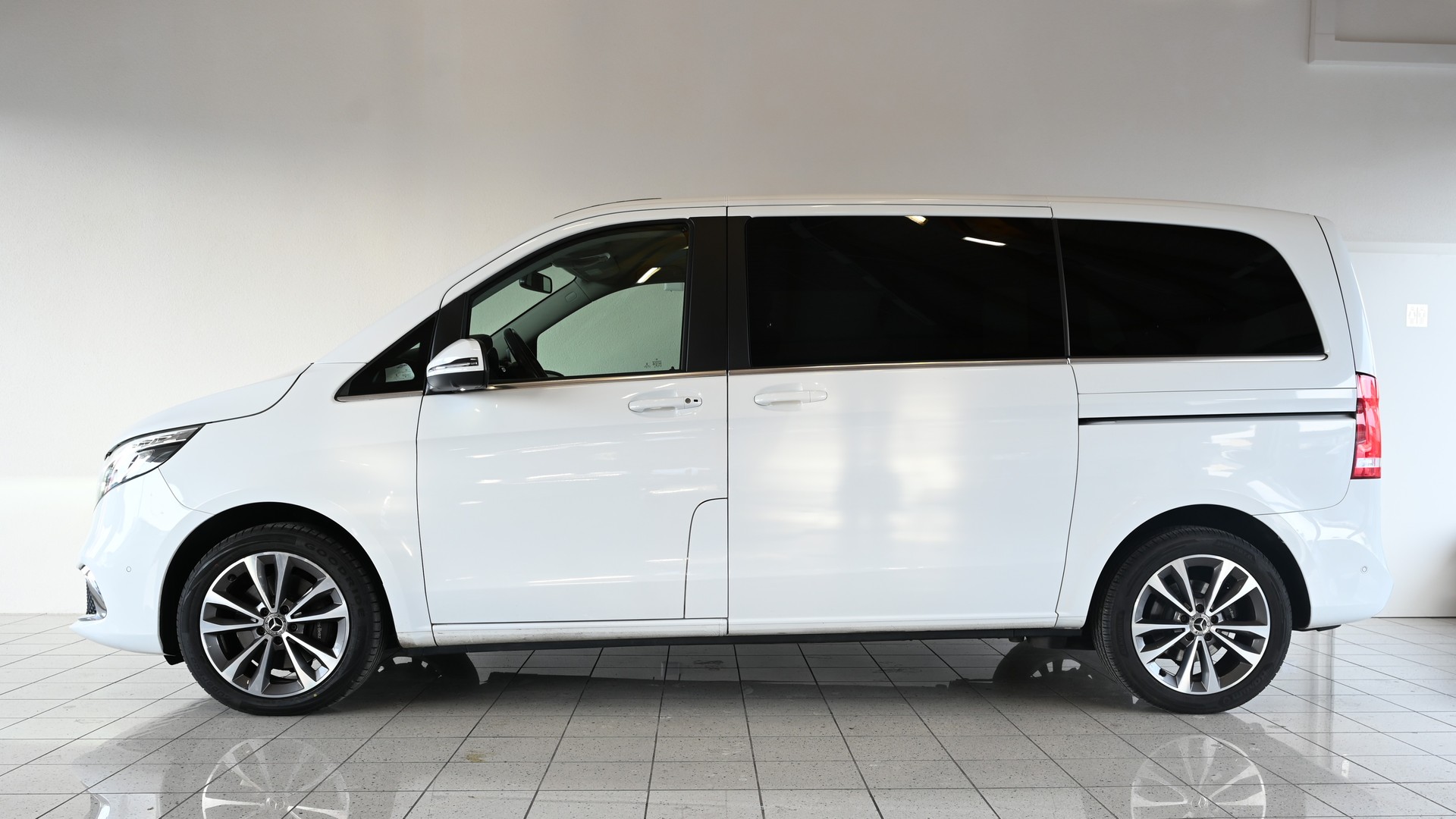 MERCEDES-BENZ V 300 d Avantgarde kurz 4matic Van-showroom-element-3