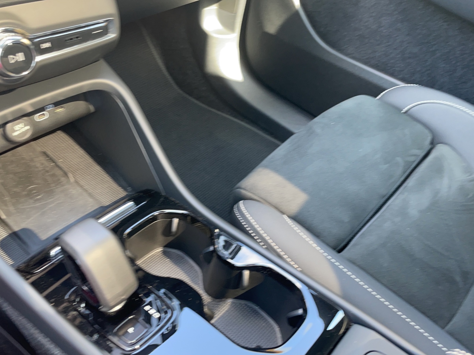 VOLVO C40 P8 Twin Recharge Ultimate AWD-image-11