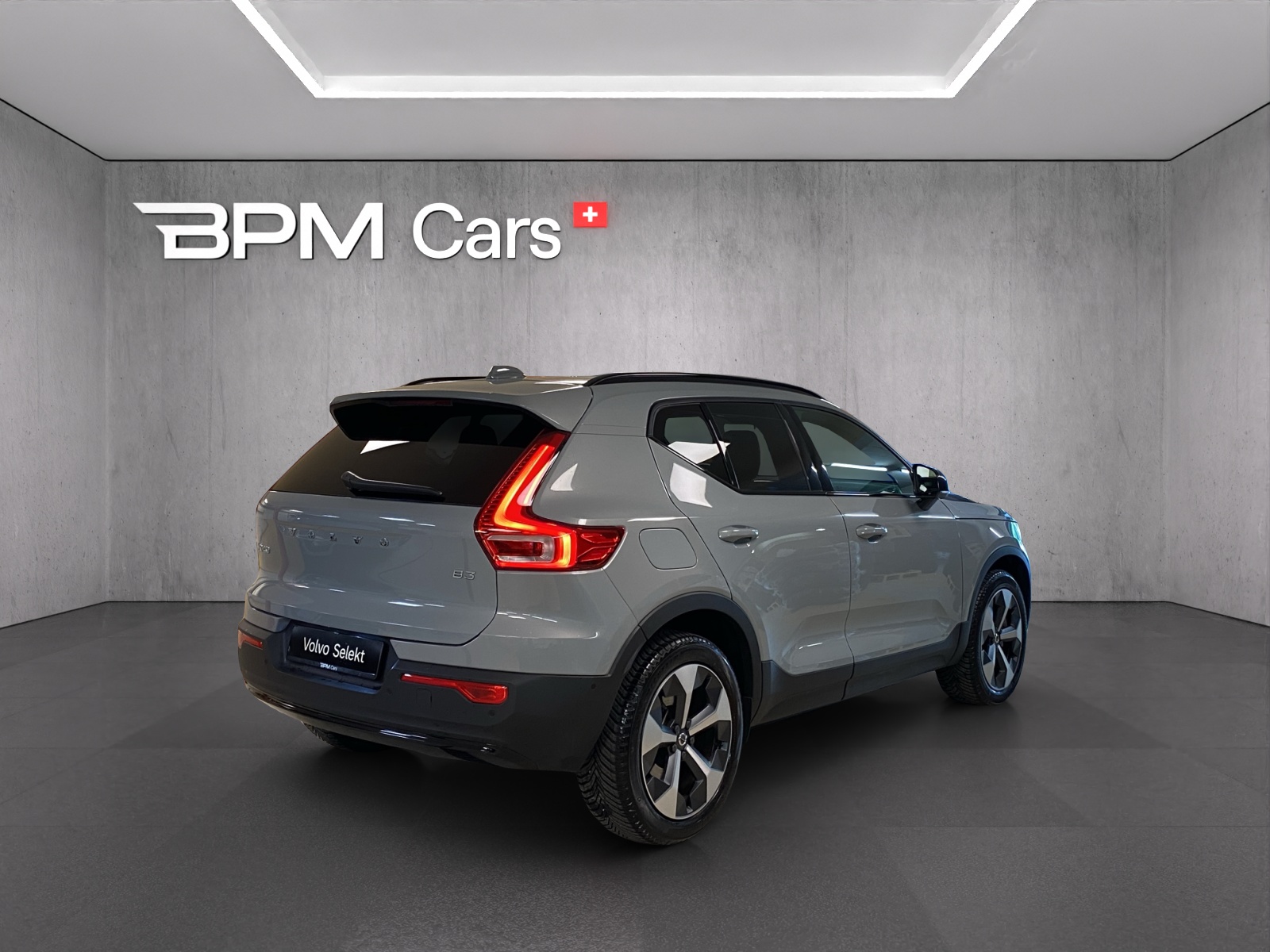 VOLVO XC40 B3 Benzin Mild Hybrid Plus Dark DCT-showroom-element-1