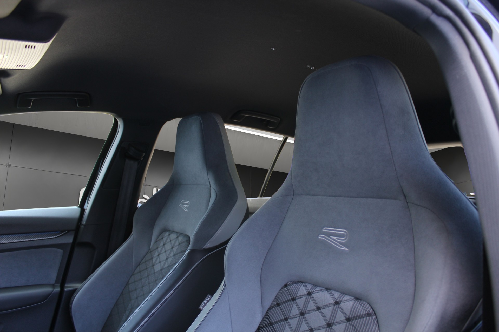 VW Golf VIII 1.5 eTSI R-Line DSG-image-9