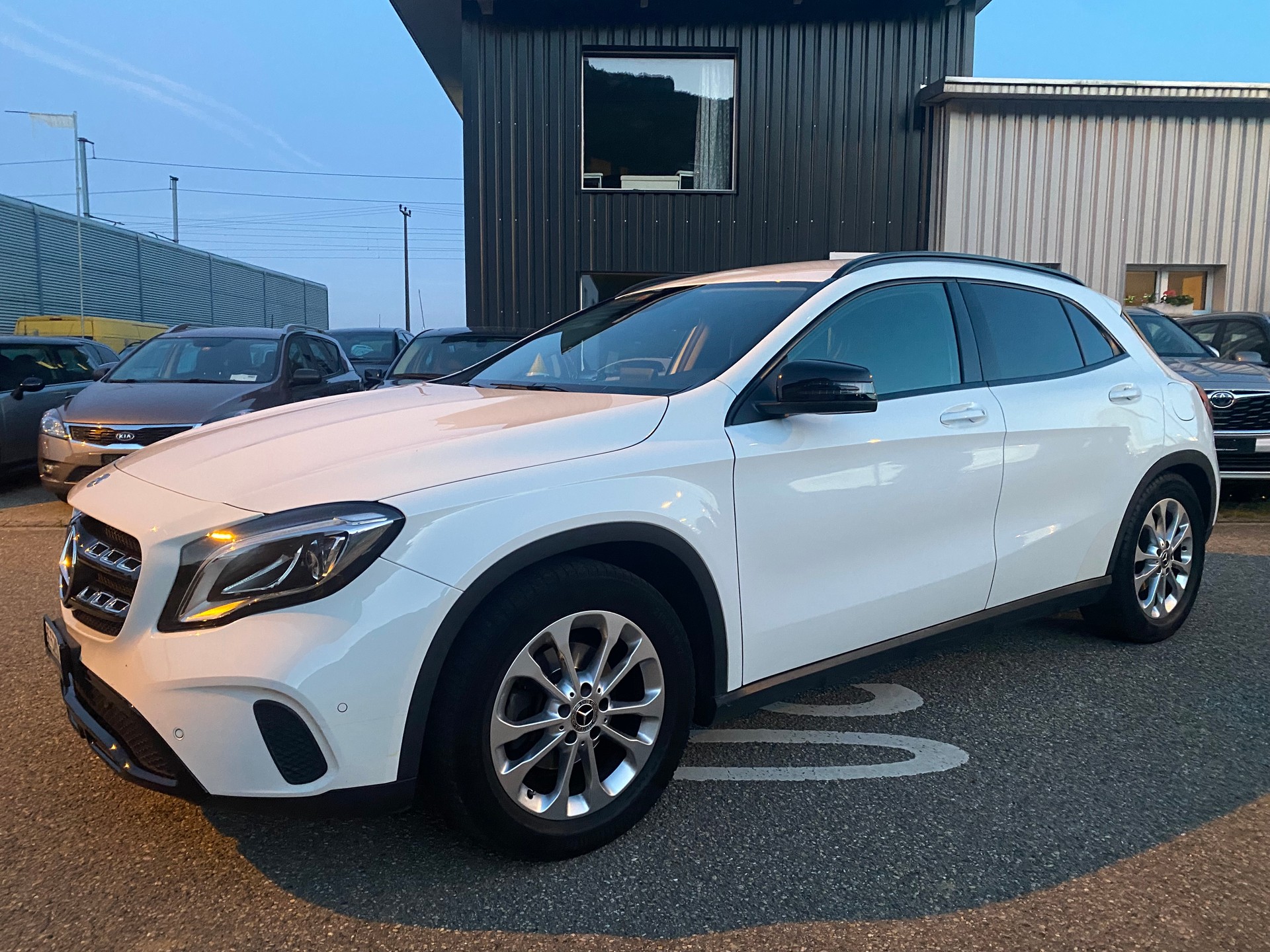 MERCEDES-BENZ GLA 200 *8 Fach bereit & Frish ab MFK* AMG Line-image-8