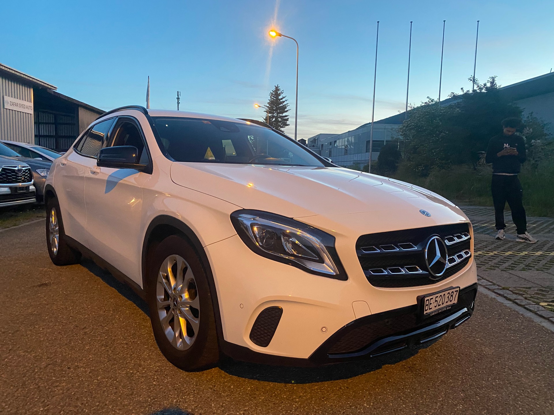 MERCEDES-BENZ GLA 200 *8 Fach bereit & Frish ab MFK* AMG Line-image-2