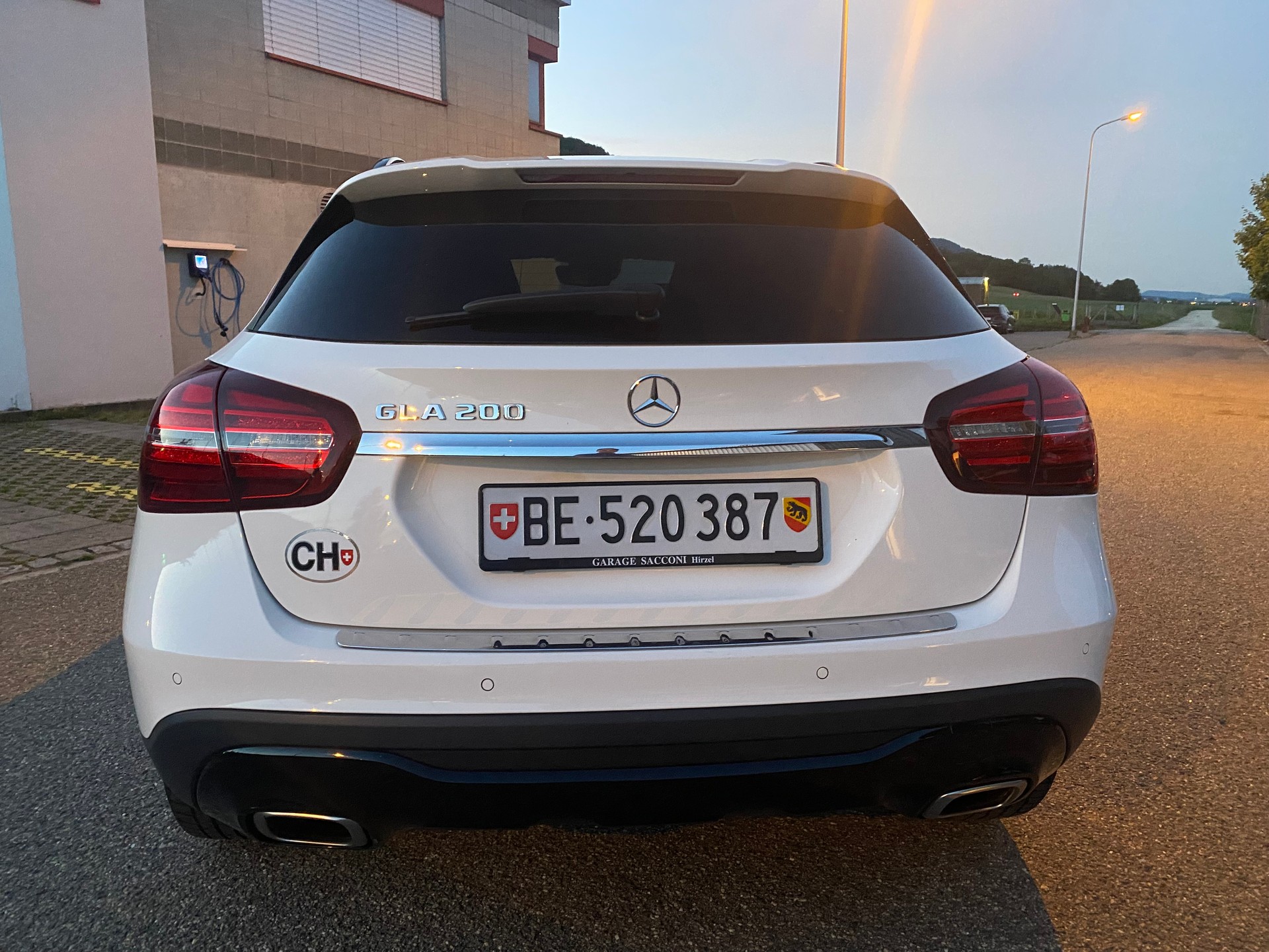 MERCEDES-BENZ GLA 200 *8 Fach bereit & Frish ab MFK* AMG Line-image-7