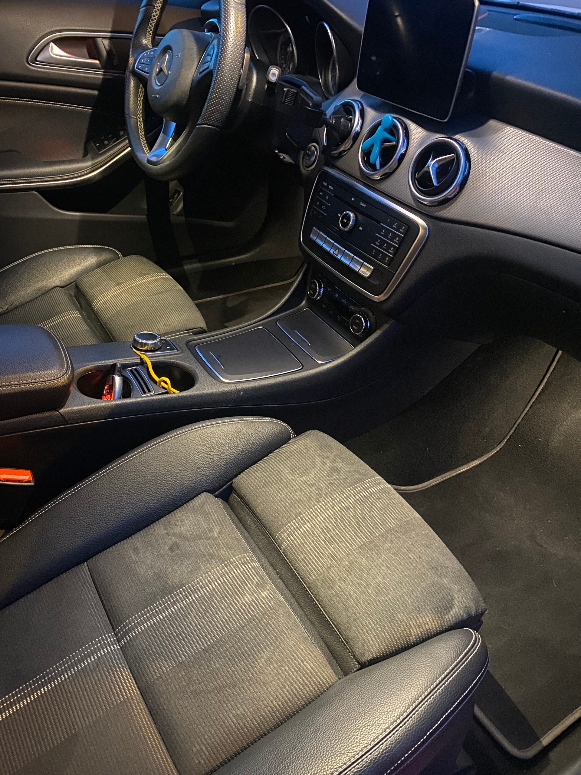 MERCEDES-BENZ GLA 200 *8 Fach bereit & Frish ab MFK* AMG Line-image-15