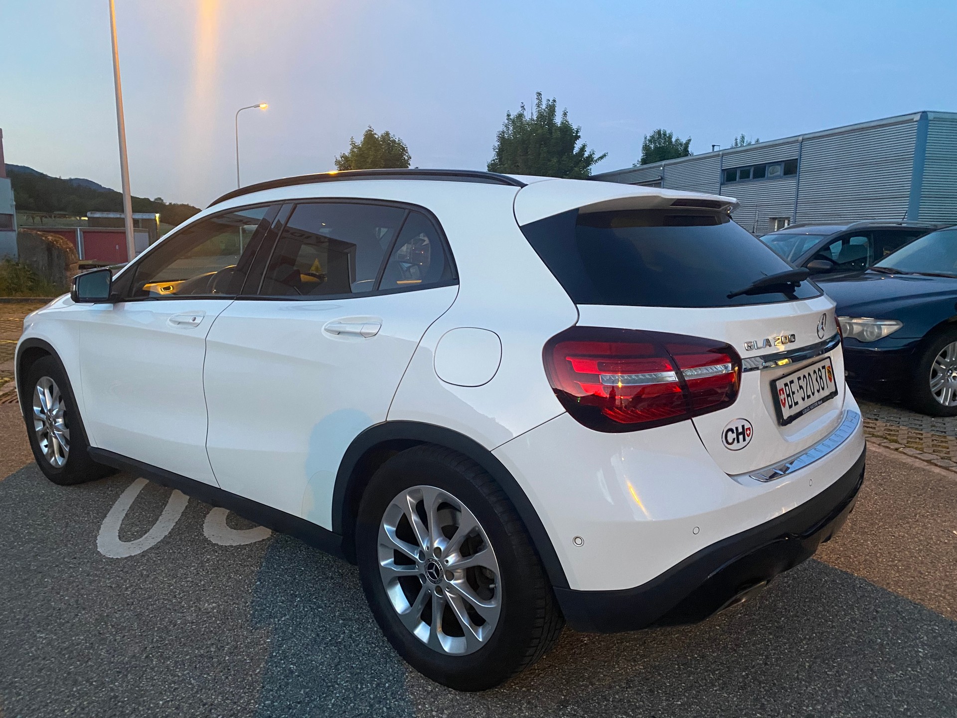 MERCEDES-BENZ GLA 200 *8 Fach bereit & Frish ab MFK* AMG Line-image-6