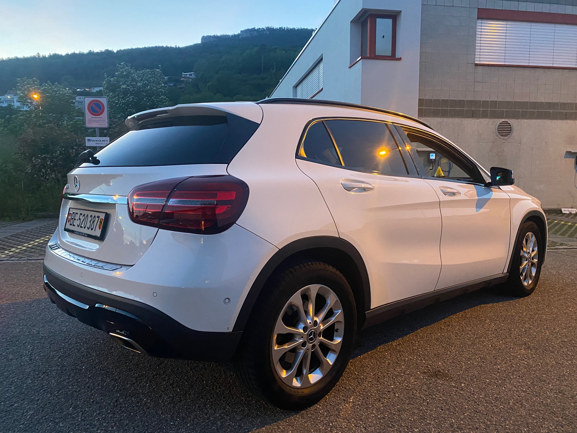 MERCEDES-BENZ GLA 200 *8 Fach bereit & Frish ab MFK* AMG Line-image-4