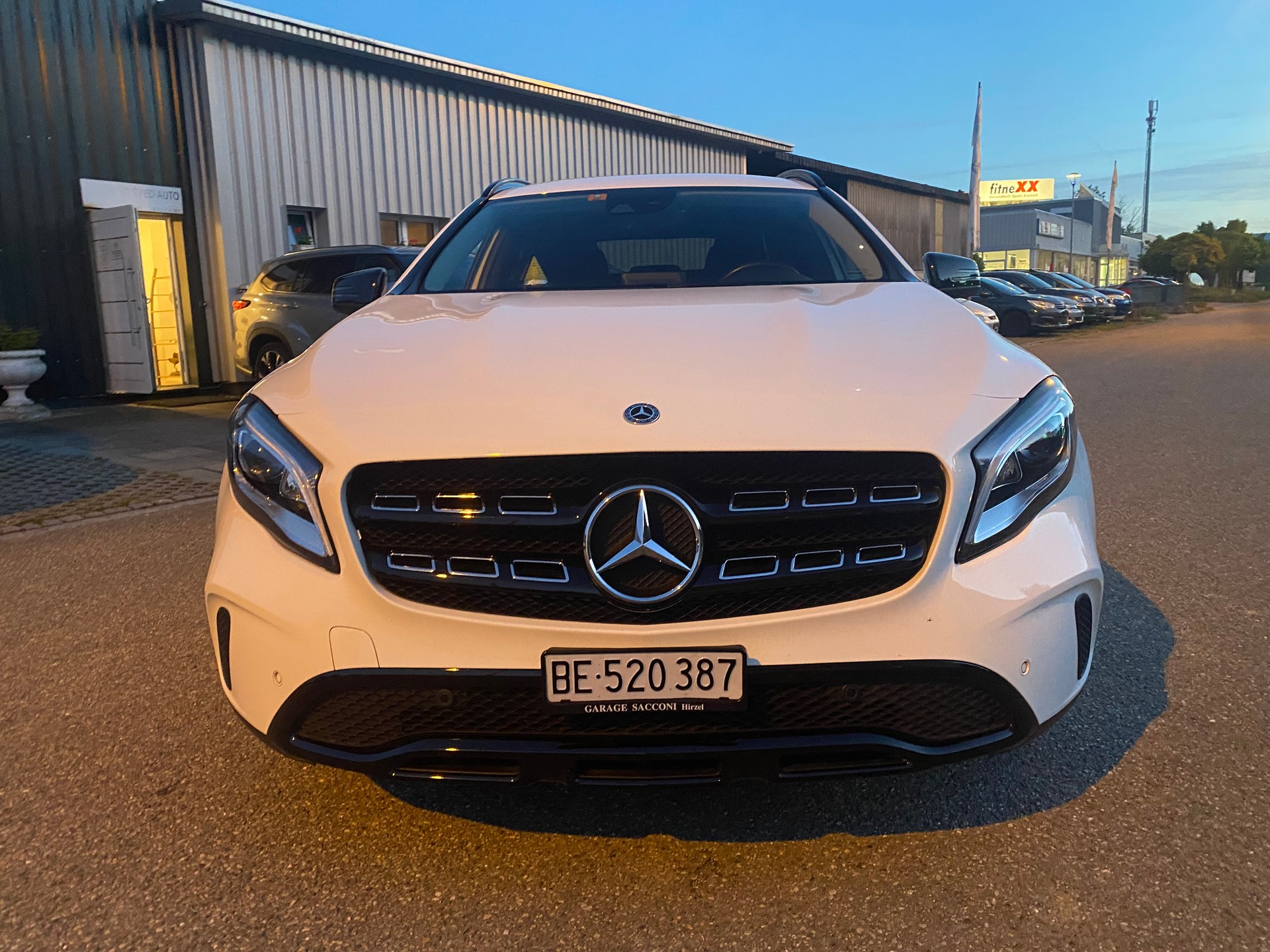 MERCEDES-BENZ GLA 200 *8 Fach bereit & Frish ab MFK* AMG Line-image-9
