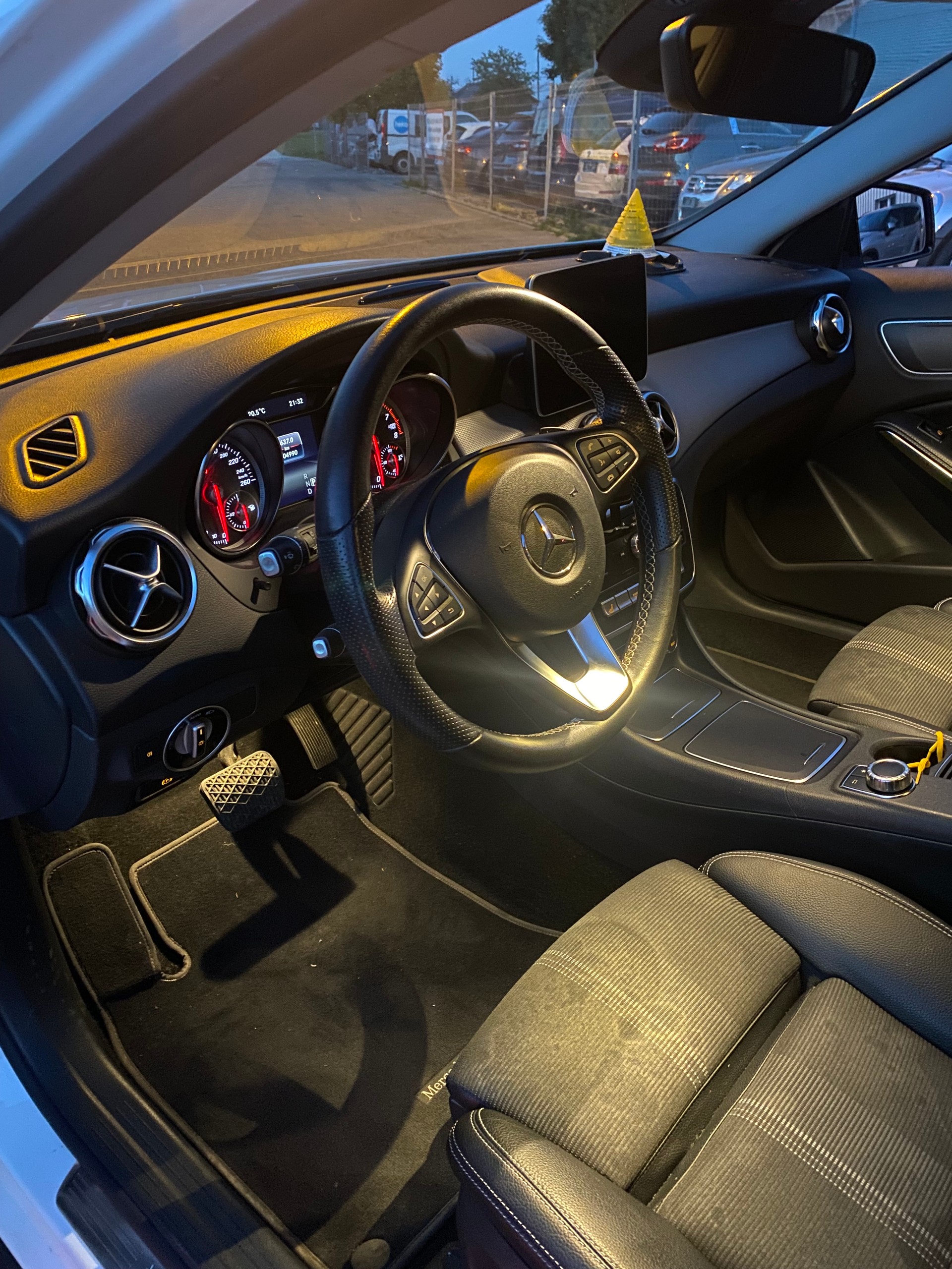 MERCEDES-BENZ GLA 200 *8 Fach bereit & Frish ab MFK* AMG Line-image-12