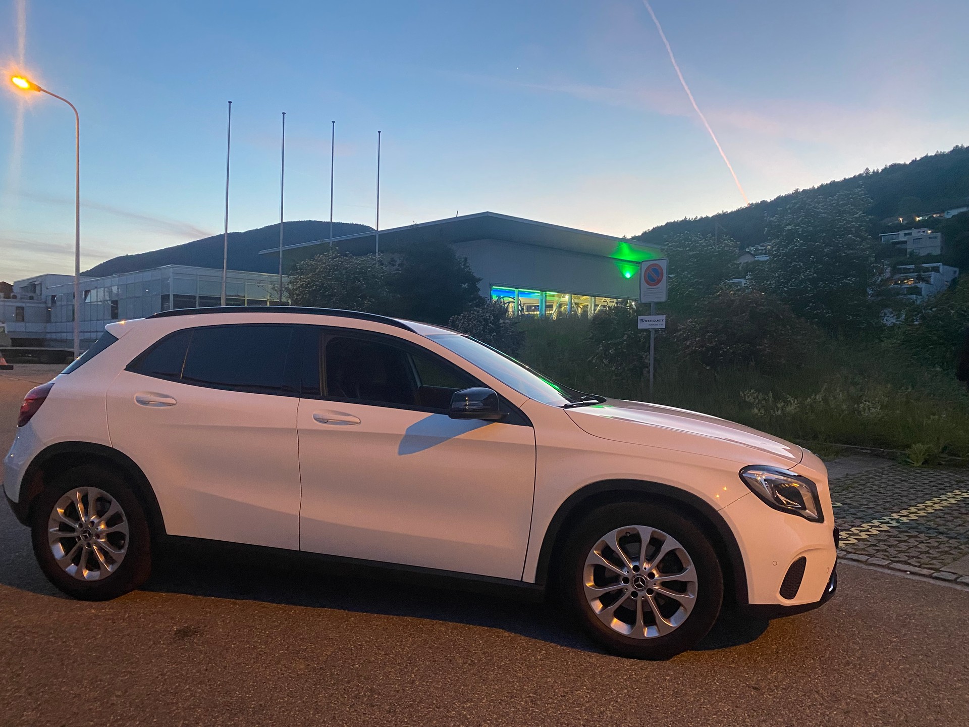 MERCEDES-BENZ GLA 200 *8 Fach bereit & Frish ab MFK* AMG Line-image-3
