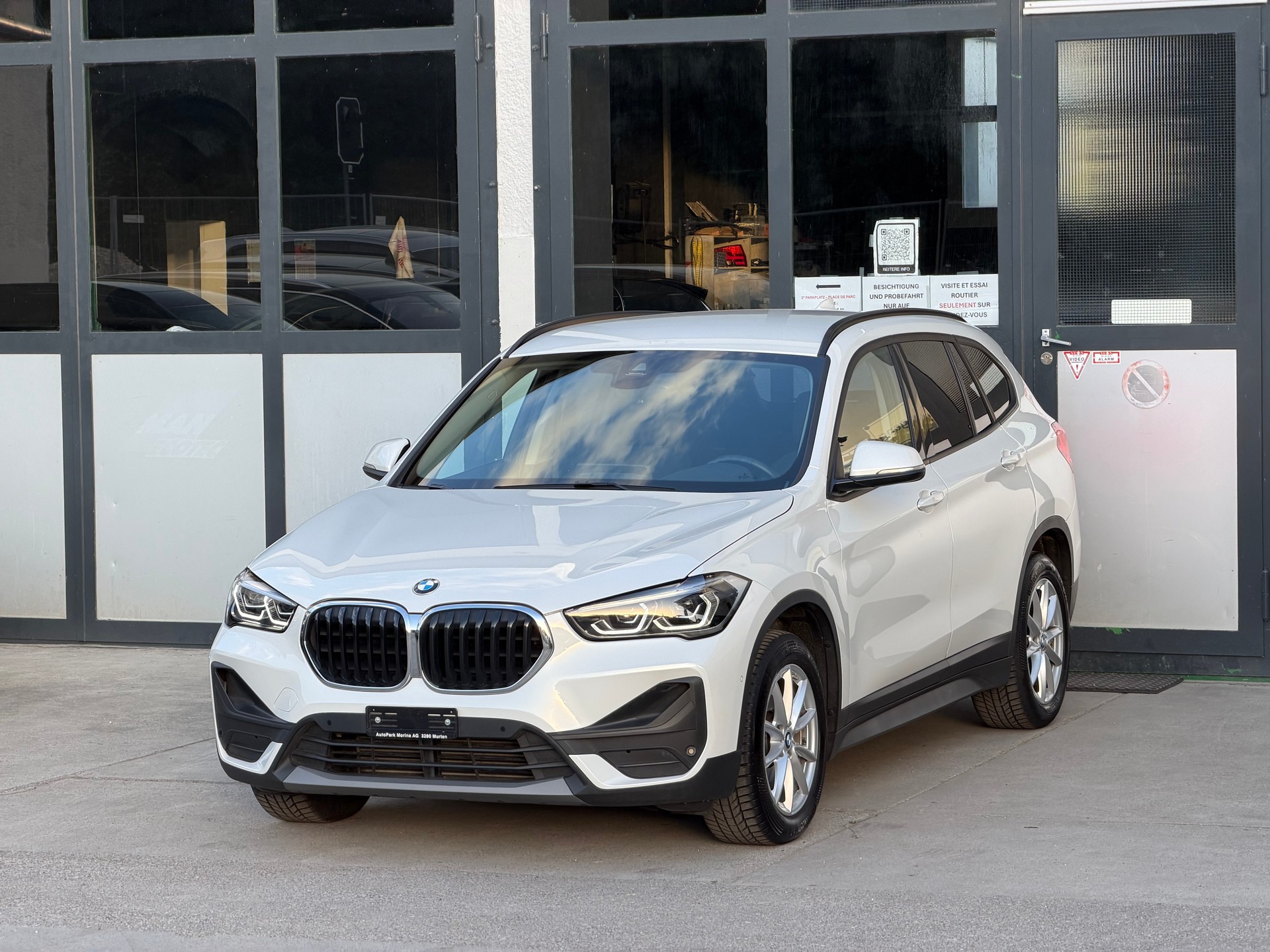 BMW X1 xDrive 18d Essential Edition Steptronic-showroom-element-1