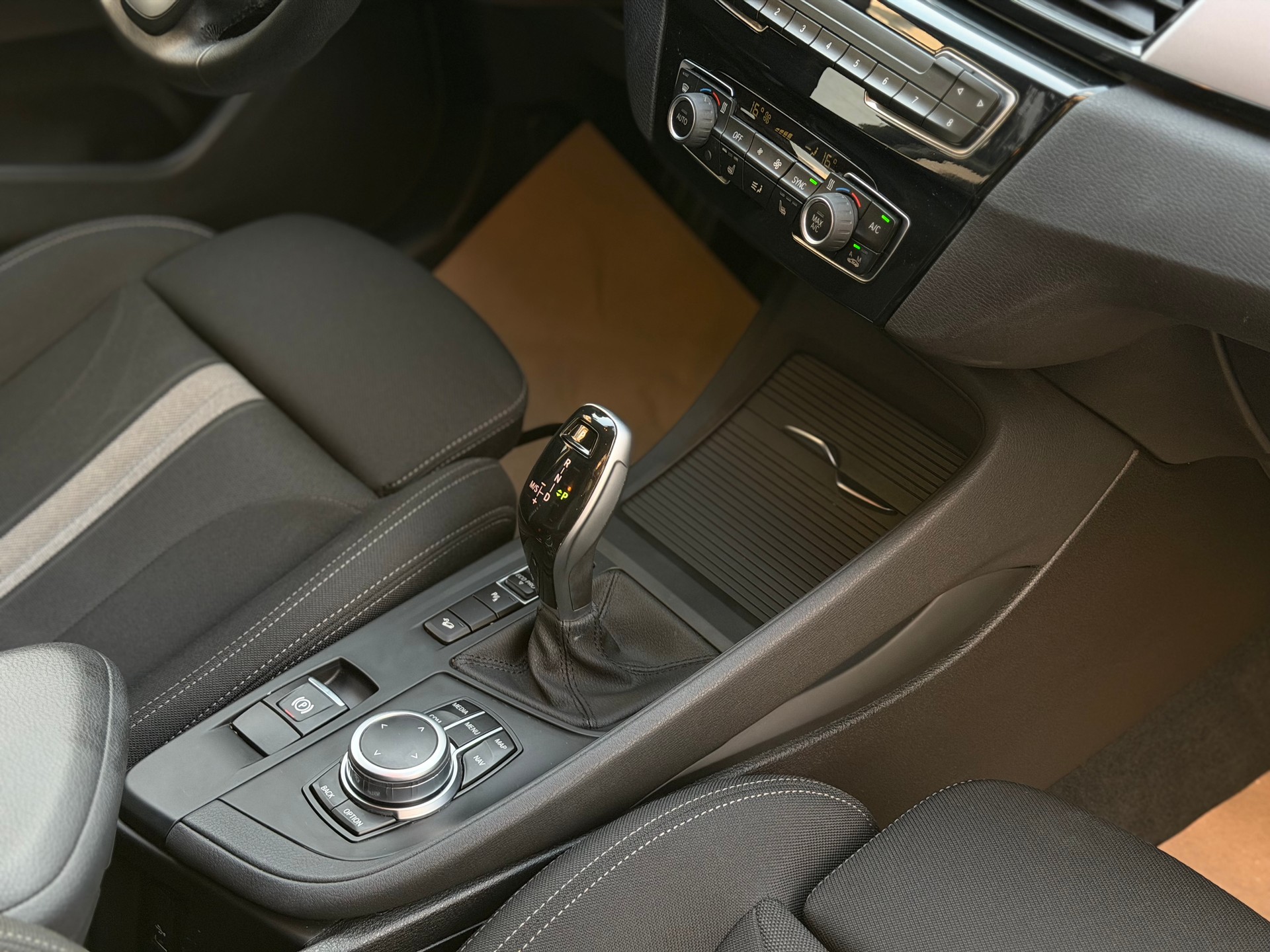 BMW X1 xDrive 18d Essential Edition Steptronic-image-18