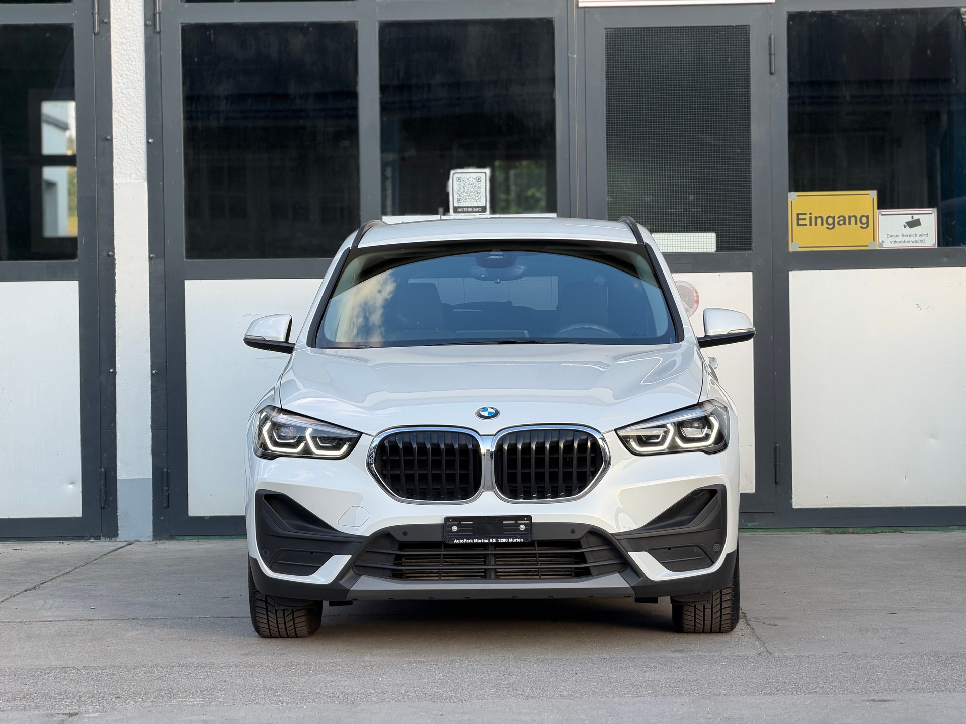 BMW X1 xDrive 18d Essential Edition Steptronic-showroom-element-2