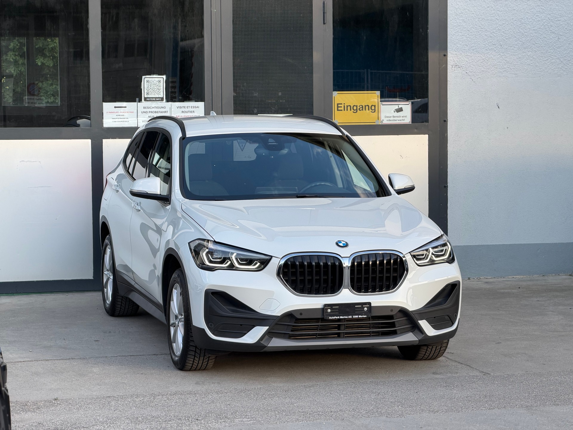 BMW X1 xDrive 18d Essential Edition Steptronic-showroom-element-3
