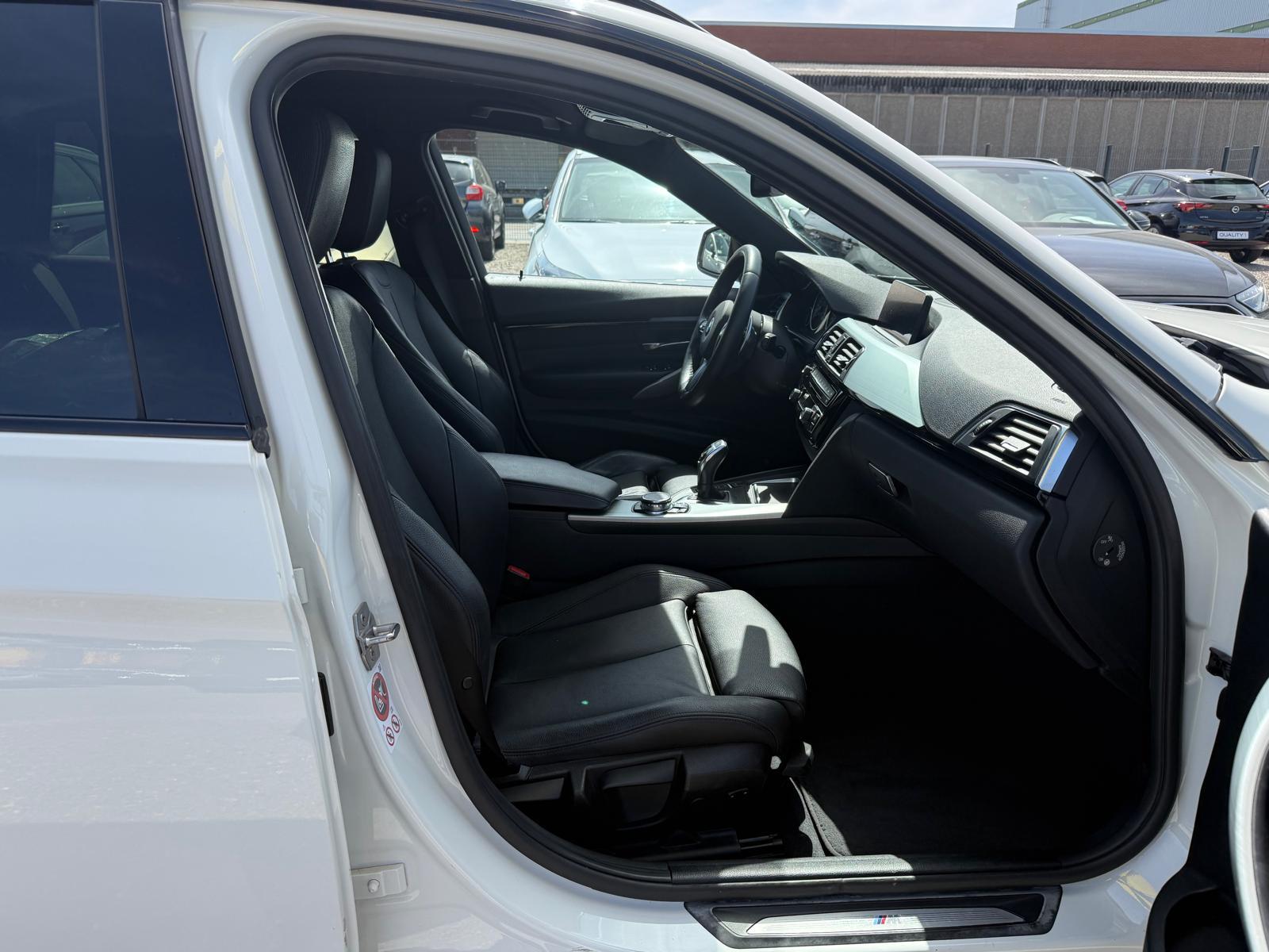 BMW 320i Essential Ed. xDrive SAG Tourin-image-10