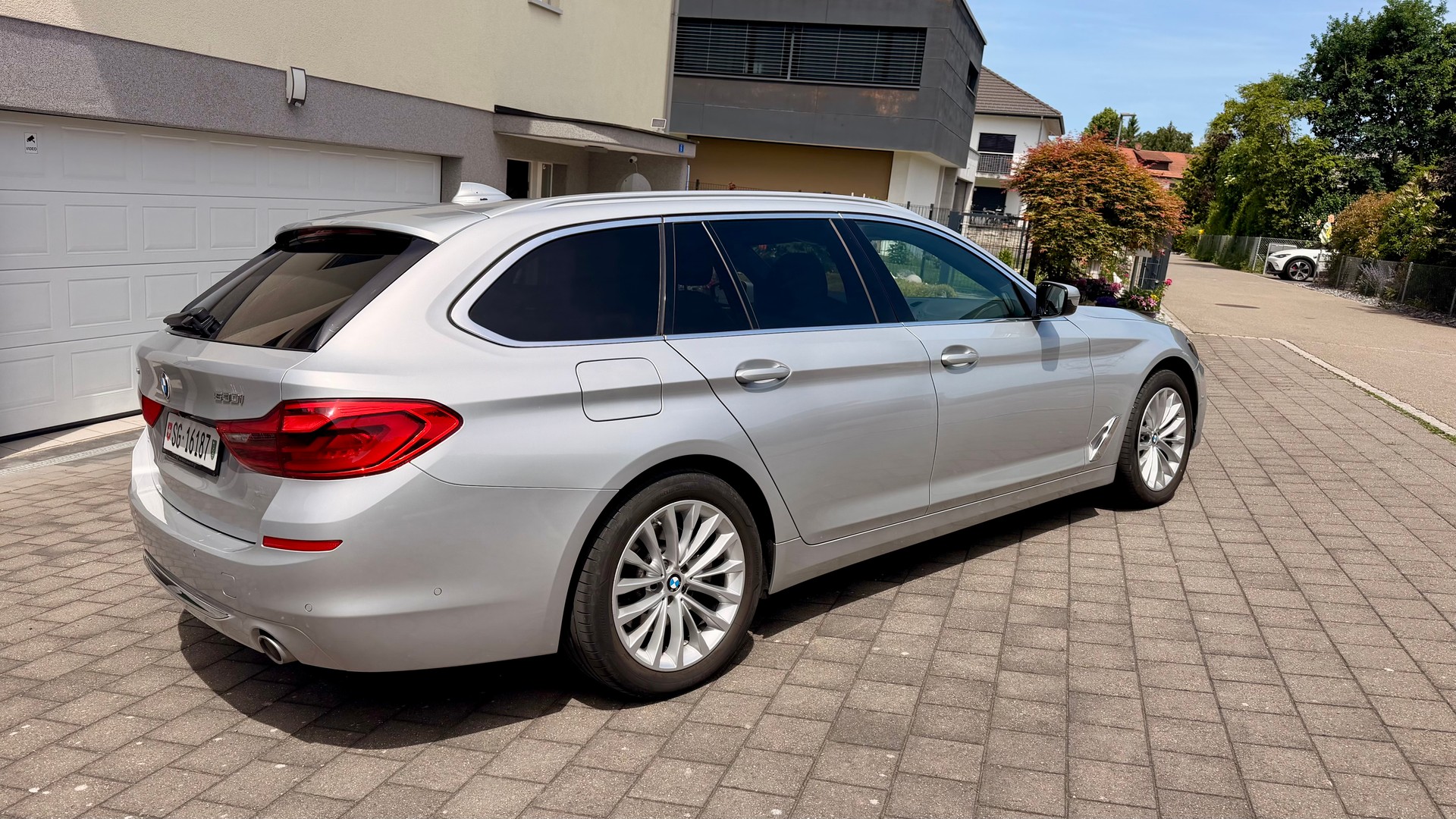 BMW 530i xDrive Luxury Line-image-2