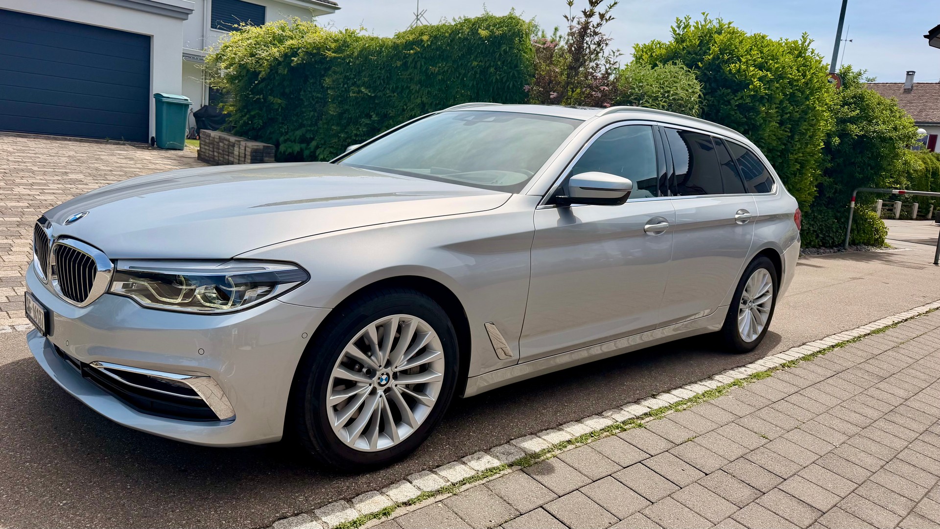 BMW 530i xDrive Luxury Line-image-1