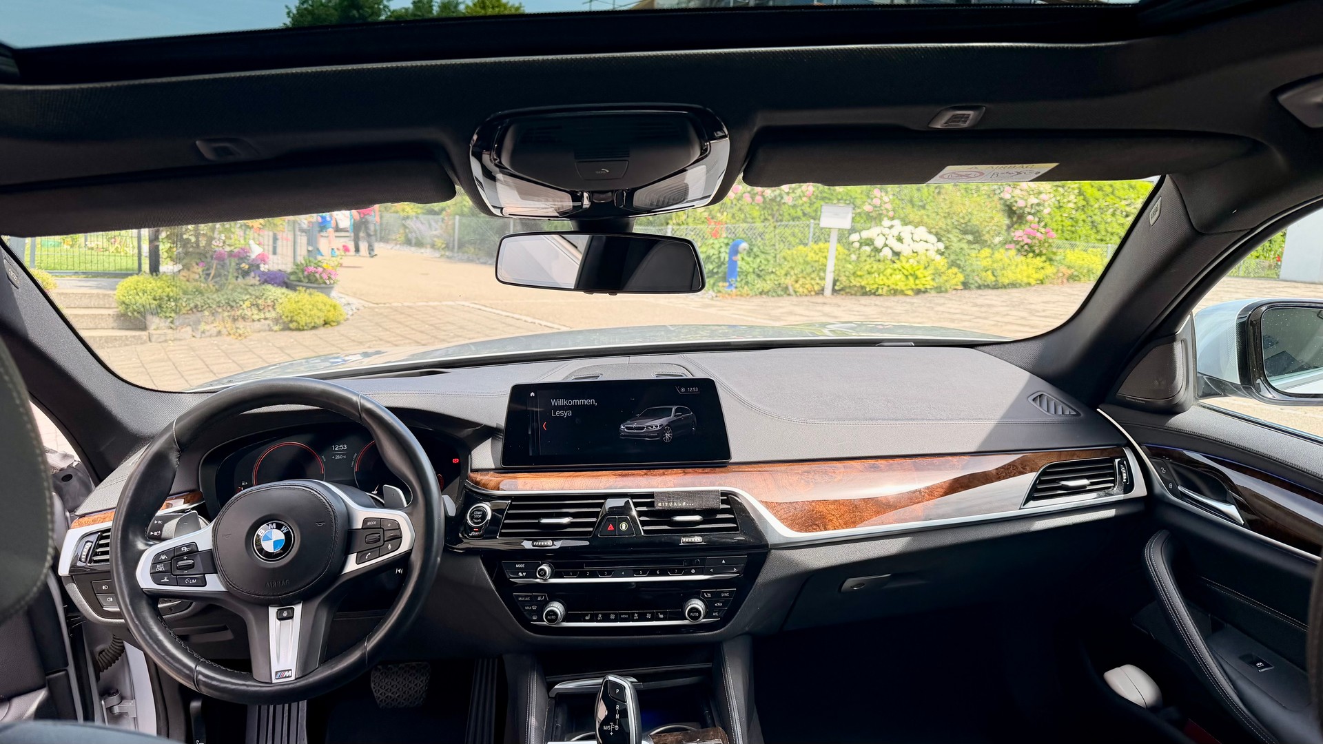 BMW 530i xDrive Luxury Line-image-11