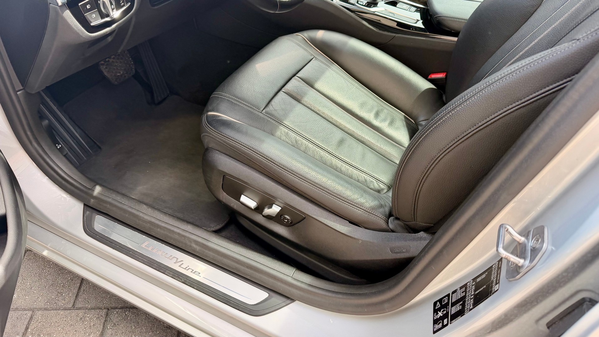 BMW 530i xDrive Luxury Line-image-9